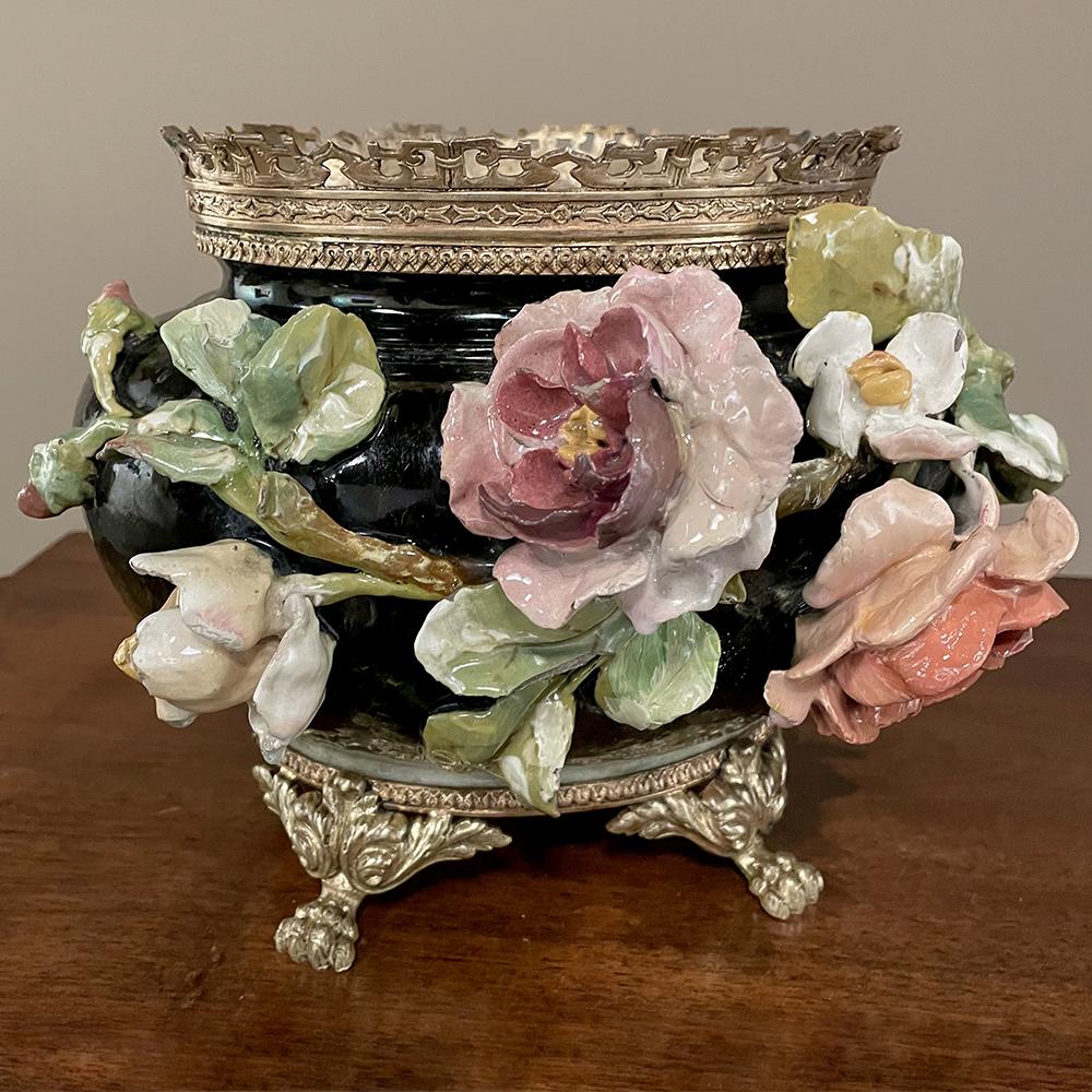 Die französische Barbotine Jardiniere aus dem 19. Jahrhundert mit Bronzebeschlägen ist ein Fest der Natur und der Künste in einem exemplarischen Werk! Erstaunlich naturgetreue Blumen sind auf natürliche Weise um den Körper der Vase herum angeordnet,