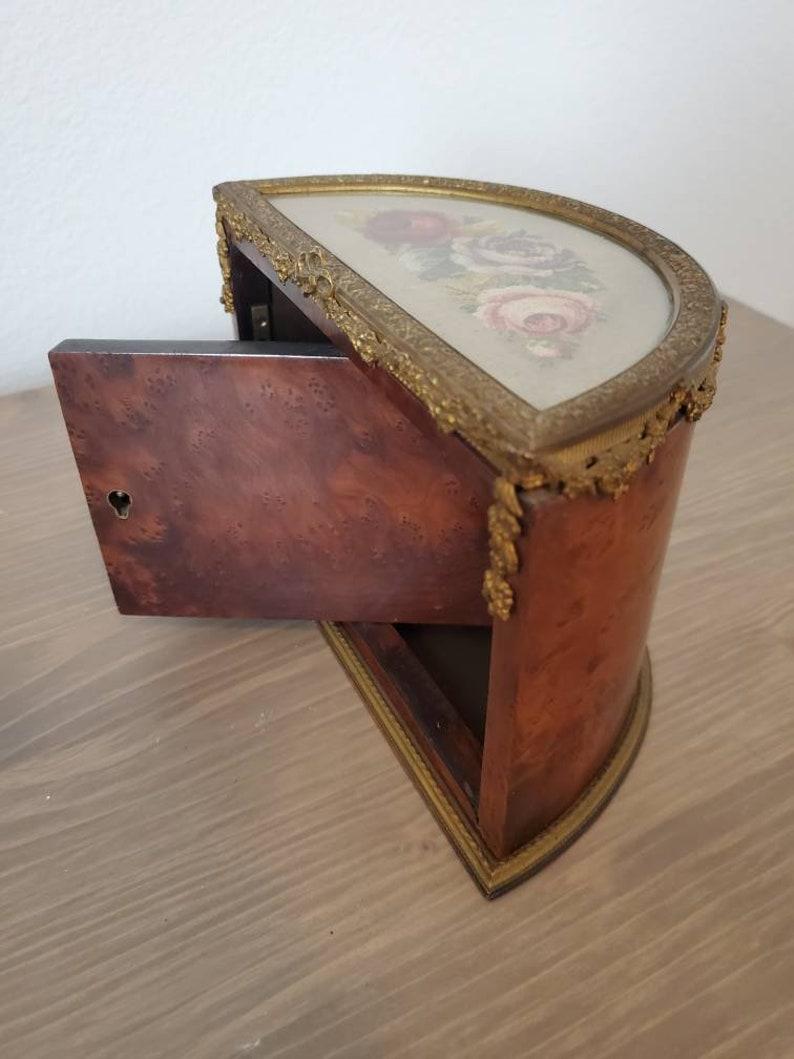 Tapisserie à l'aiguille Ancienne boîte décorative de porte tournante en bois de broussin Belle Epoch française en vente