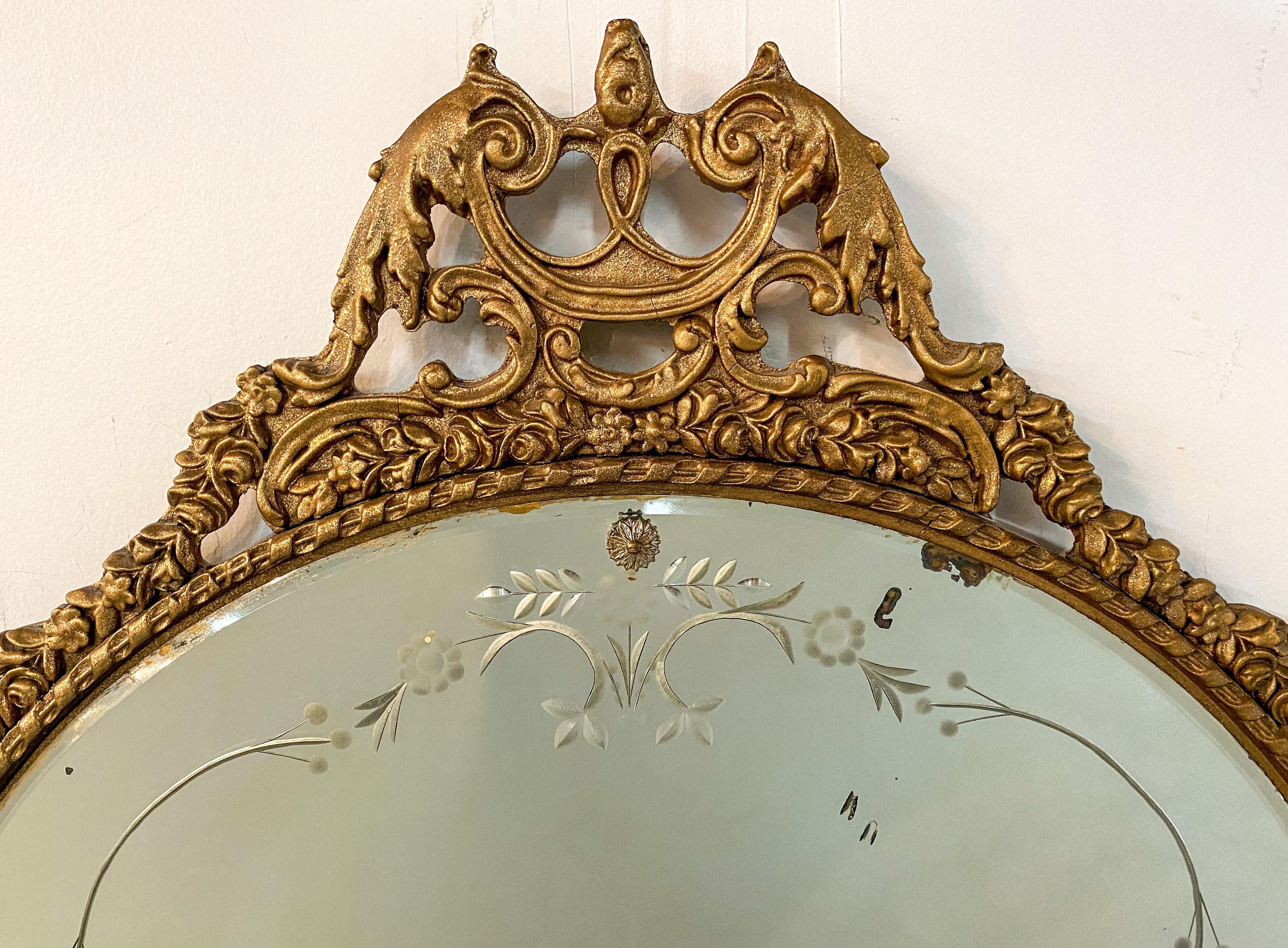 Ein runder französischer Spiegel im neoklassizistischen Stil des 19. Jahrhunderts. Der atemberaubende Spiegel ist wunderschön vergoldet und zeigt feine und elegante handgeschnitzte Details von Blumen- und Schneckenmustern. Der Glasspiegel ist mit
