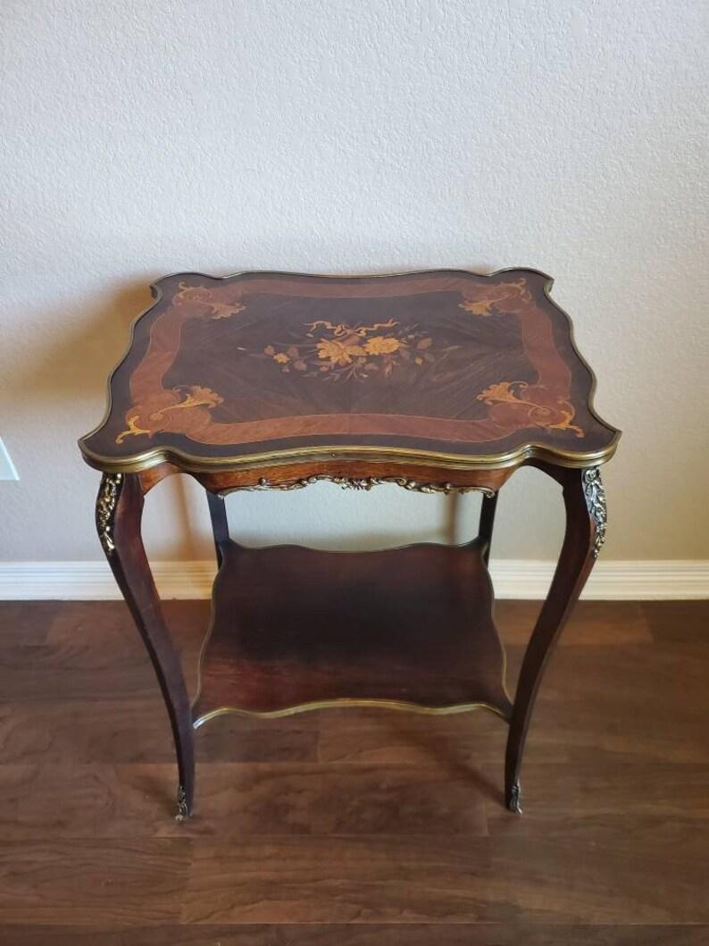 Magnifique étagère / table d'appoint à deux niveaux en acajou marqueté, d'époque La Belle Époque, de la seconde moitié du XIXe siècle. 

Fabriqué à la main avec un savoir-faire exceptionnel, élégamment fini dans le goût classique et intemporel de