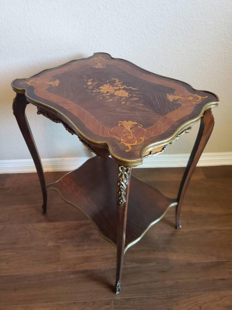 19. Jahrhundert Französisch Belle Époque Periode Marquetry abgestufte Tabelle im Zustand „Gut“ im Angebot in Forney, TX