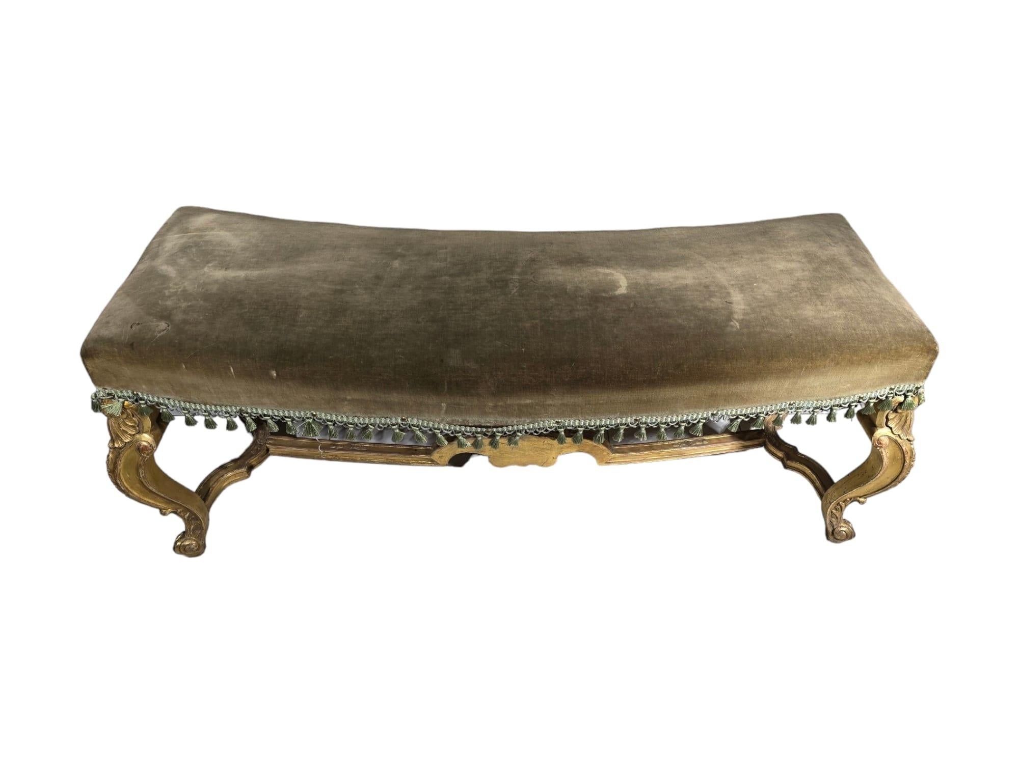 Questa panca francese originale del XIX secolo è uno splendido pezzo che ha mantenuto la sua autenticità nel corso degli anni. La panca presenta la sua tappezzeria originale in velluto e una struttura in legno dorato, che mette in mostra la maestria