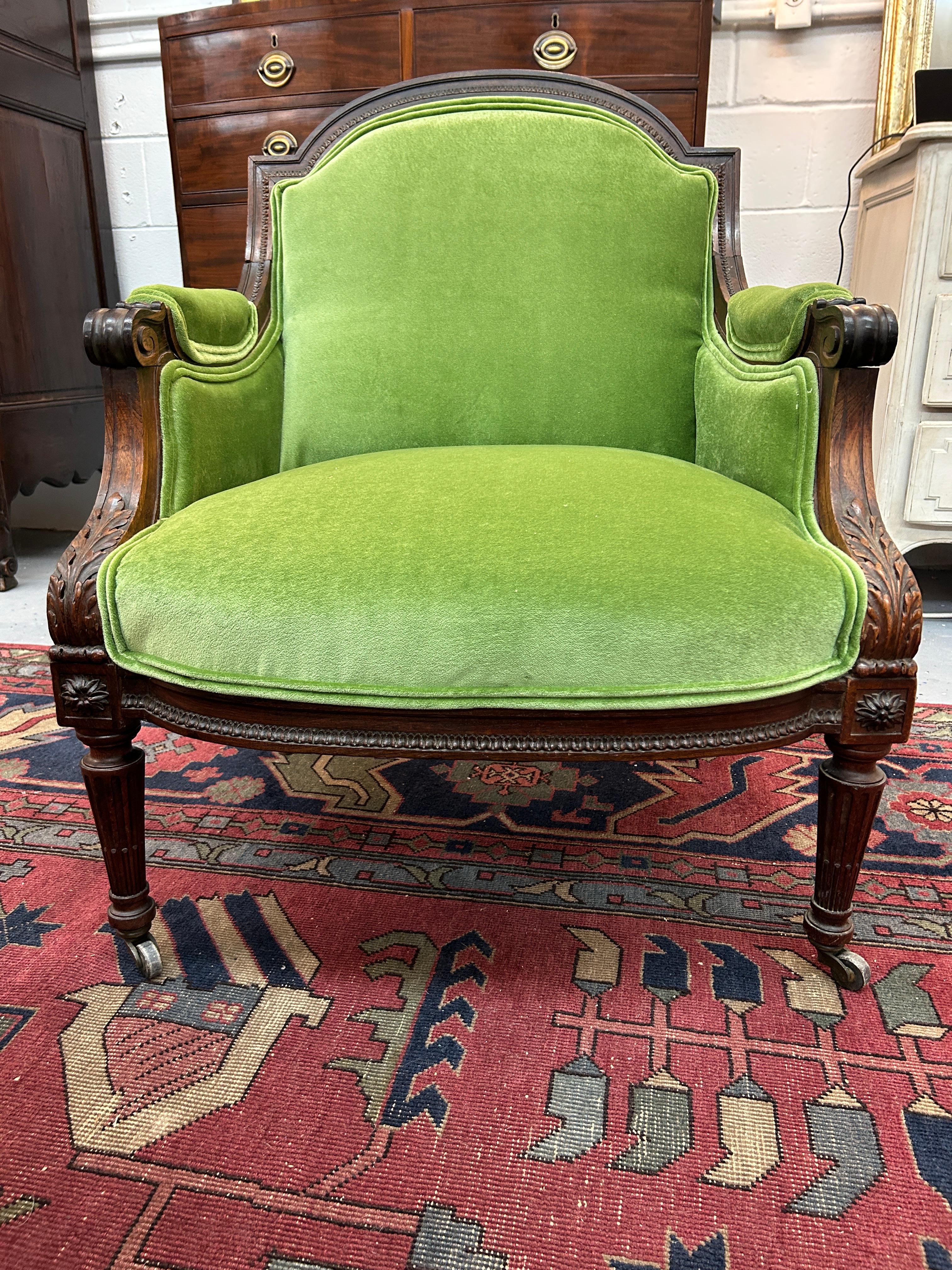 La chaise Bergère en bois de rose de style Louis XVI est un véritable chef-d'œuvre d'artisanat et de style. Cette chaise n'est pas seulement un meuble, c'est une œuvre d'art qui élèvera votre maison ou votre projet à un nouveau niveau de