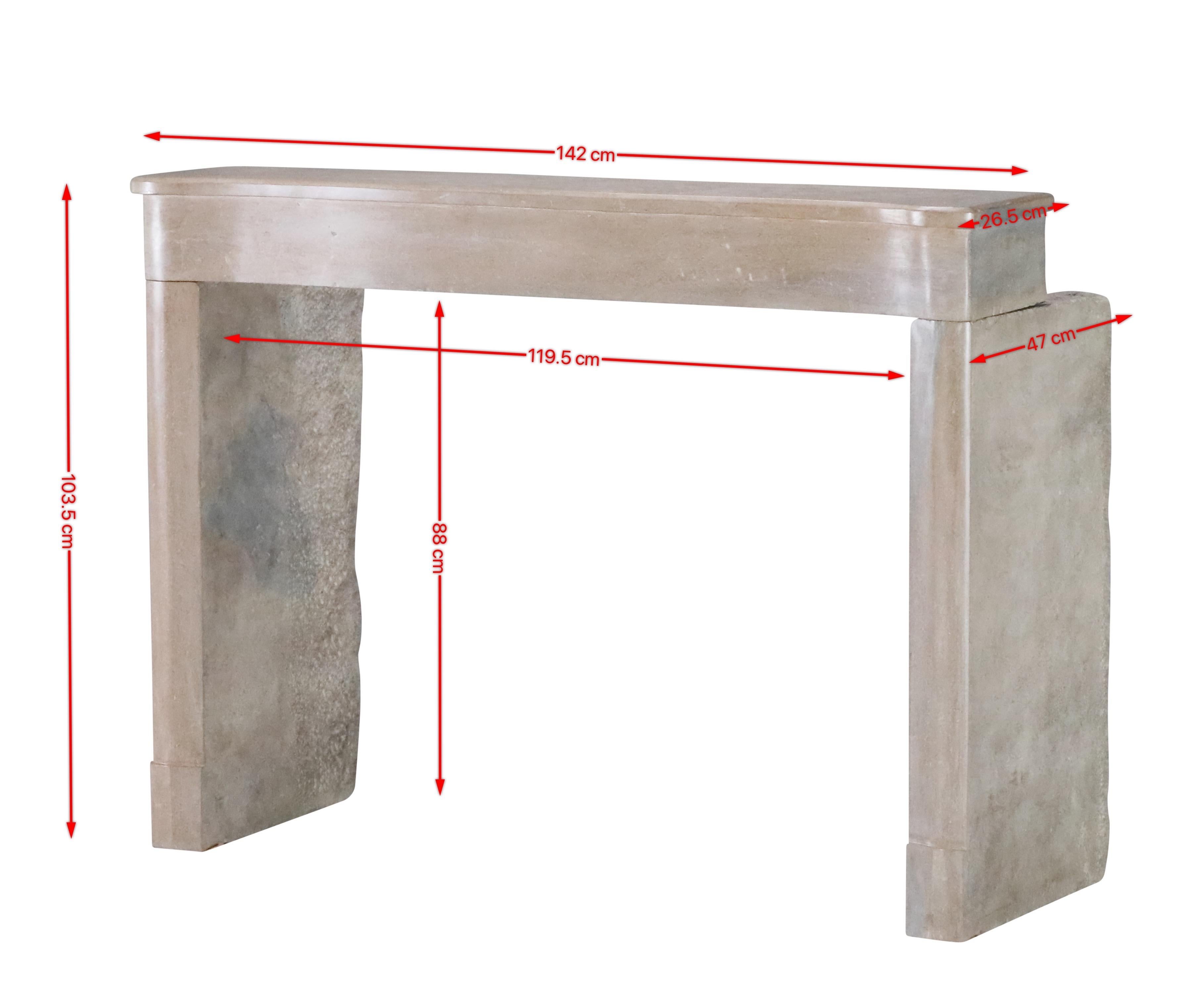 Cornice per camino in pietra bicolore beige senza tempo proveniente dalla Francia.
Originale elemento decorativo vintage per un autentico design d'interni.
Eleganza rara con angoli arrotondati e un bel movimento del pezzo anteriore.
Misure:
142 cm