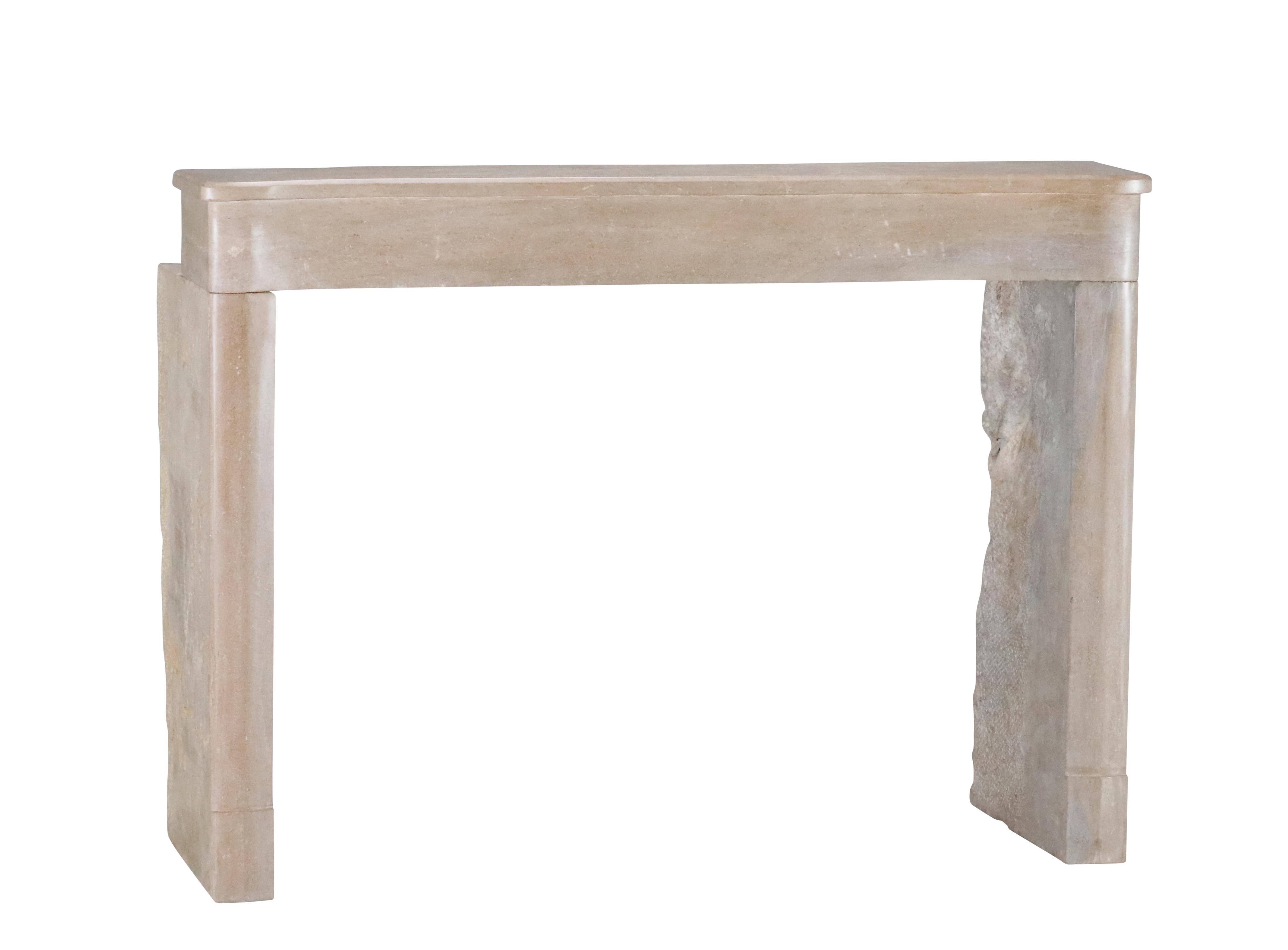 Francese Cornice per caminetto in pietra bicolore francese del XIX secolo per un soggiorno moderno e lento in vendita