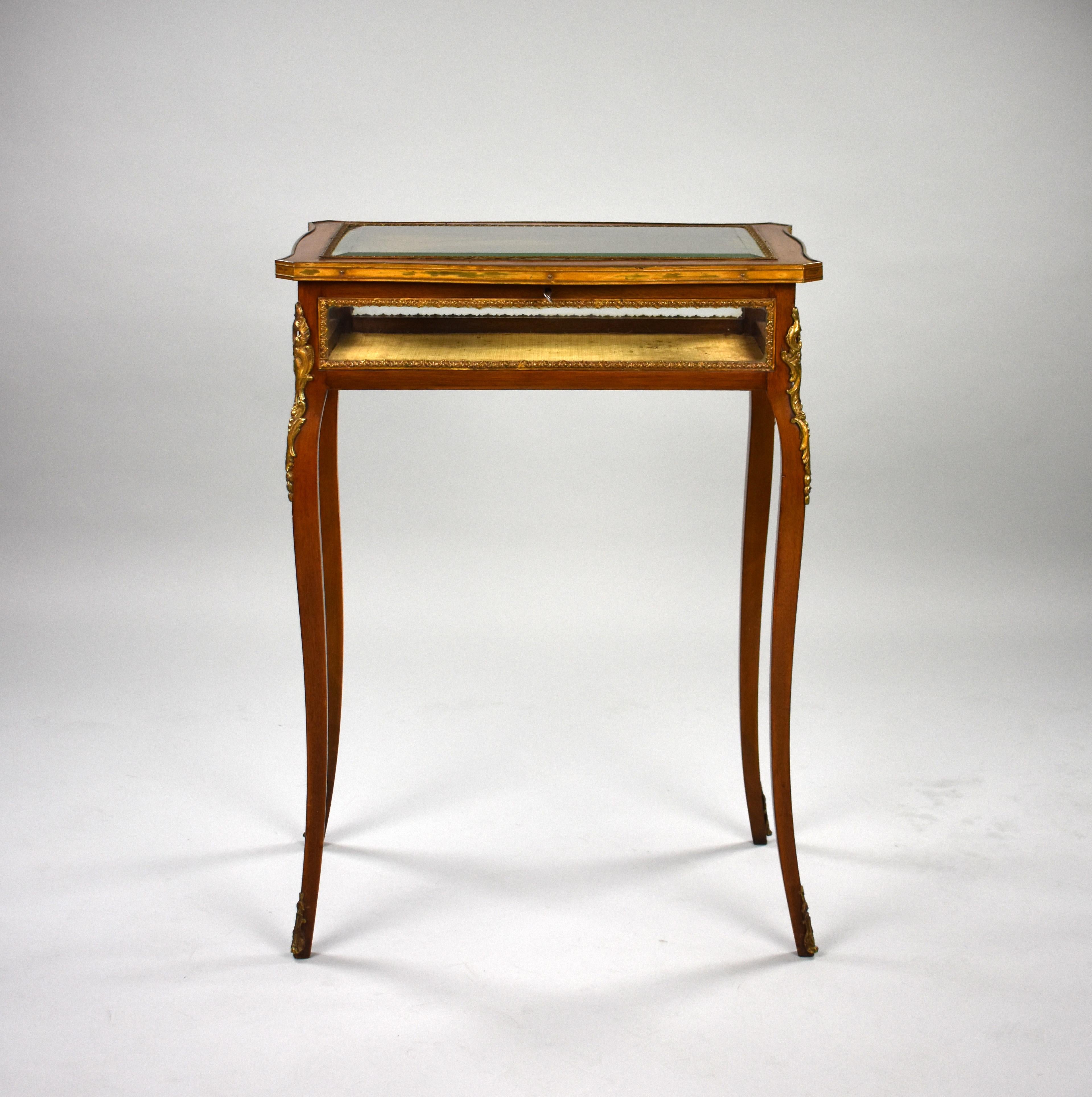Il s'agit d'une table de bijouterie en acajou de bonne qualité datant du 19ème siècle, décorée de montures en laiton, le couvercle s'ouvrant sur un intérieur tapissé de tissu. La table est en très bon état pour son âge. 

Mesures : Largeur : 59cm