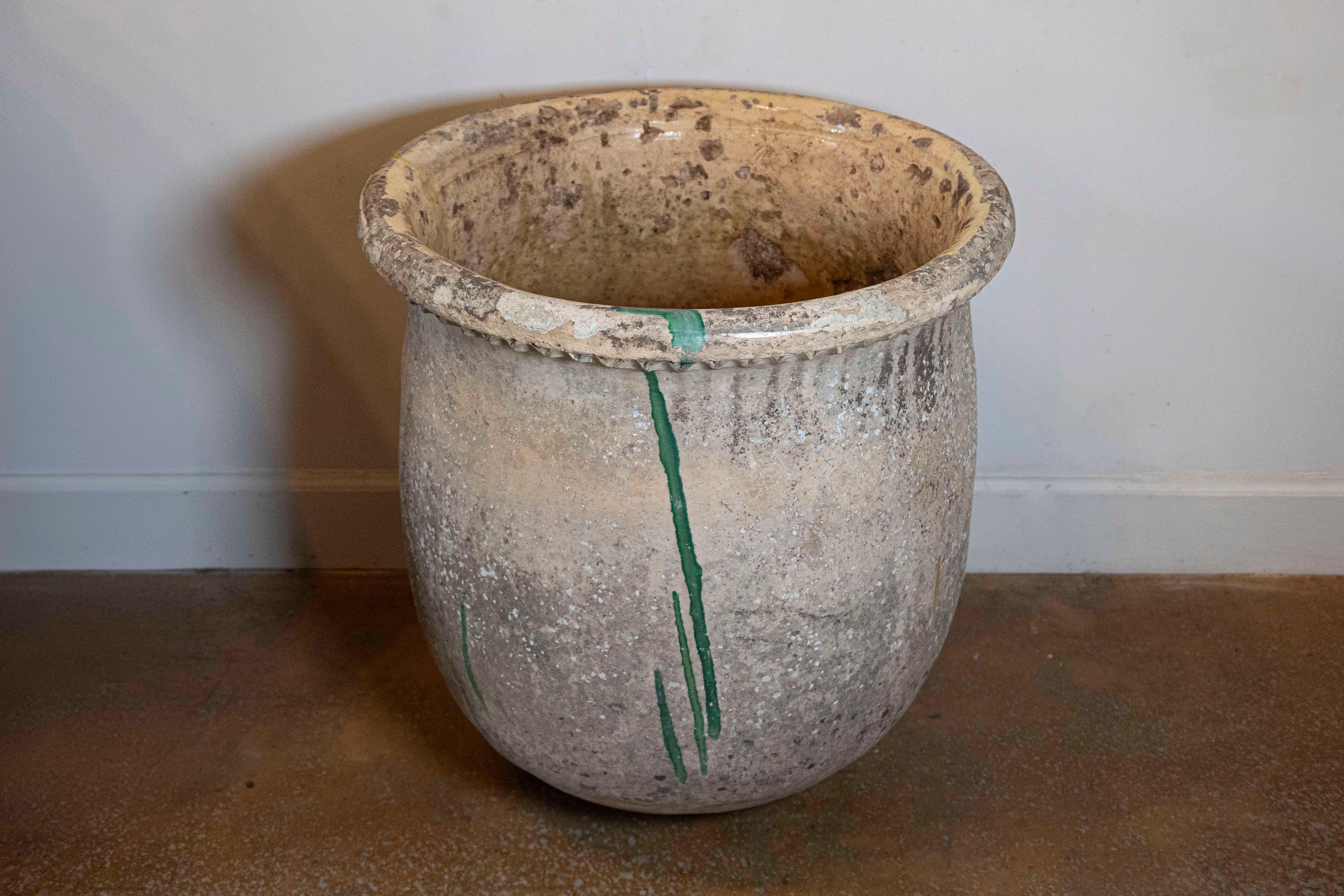 Questo autentico vaso francese Biot del XIX secolo è uno splendido esempio di ceramica tradizionale provenzale. Realizzato in terracotta, questo vaso veniva originariamente utilizzato per conservare le olive o l'olio, incarnando il fascino rustico e