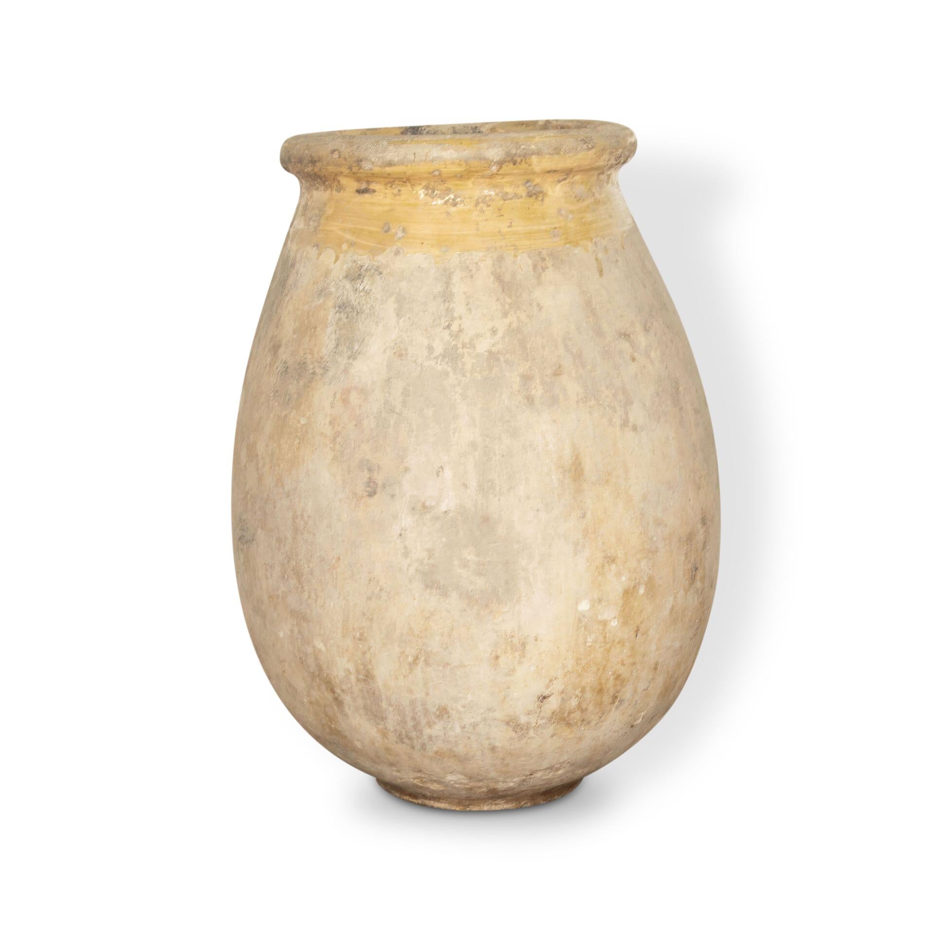 Vaso Biot tradizionale del XVIII secolo.
Il villaggio di Biot (sulla Costa Azzurra, vicino ad Antibes) era famoso per la qualità dei suoi vasi, utilizzati principalmente per conservare le olive. 
Questo vaso è più grande della media dei Biot e