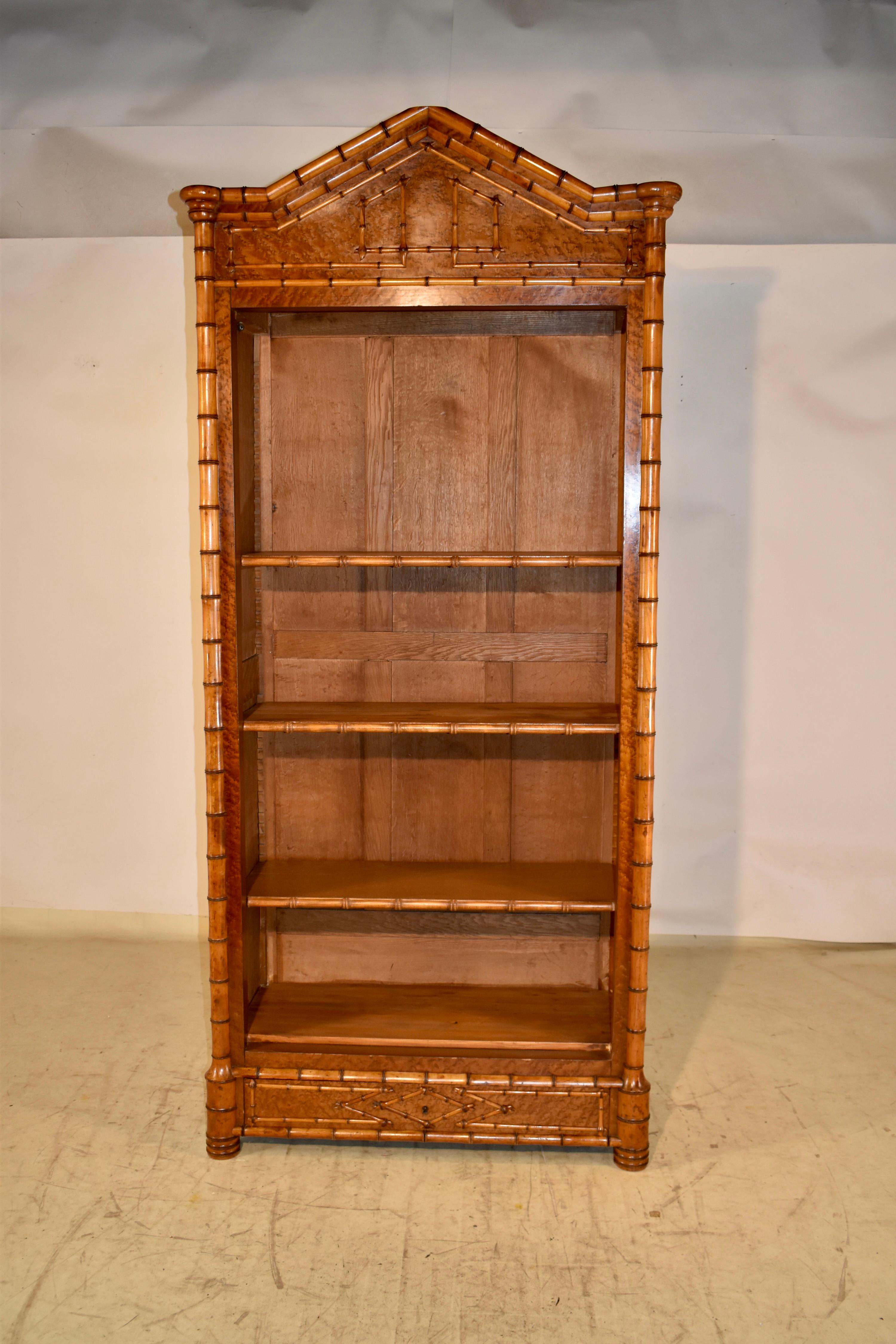 Bibliothèque française du XIXe siècle en érable piqué et cerisier.  Cette pièce est un véritable bijou !  L'ensemble de l'étui est fabriqué en érable Birdseye au grain magnifique et serré, ce qui permet d'avoir une vue imprenable de tous les côtés. 