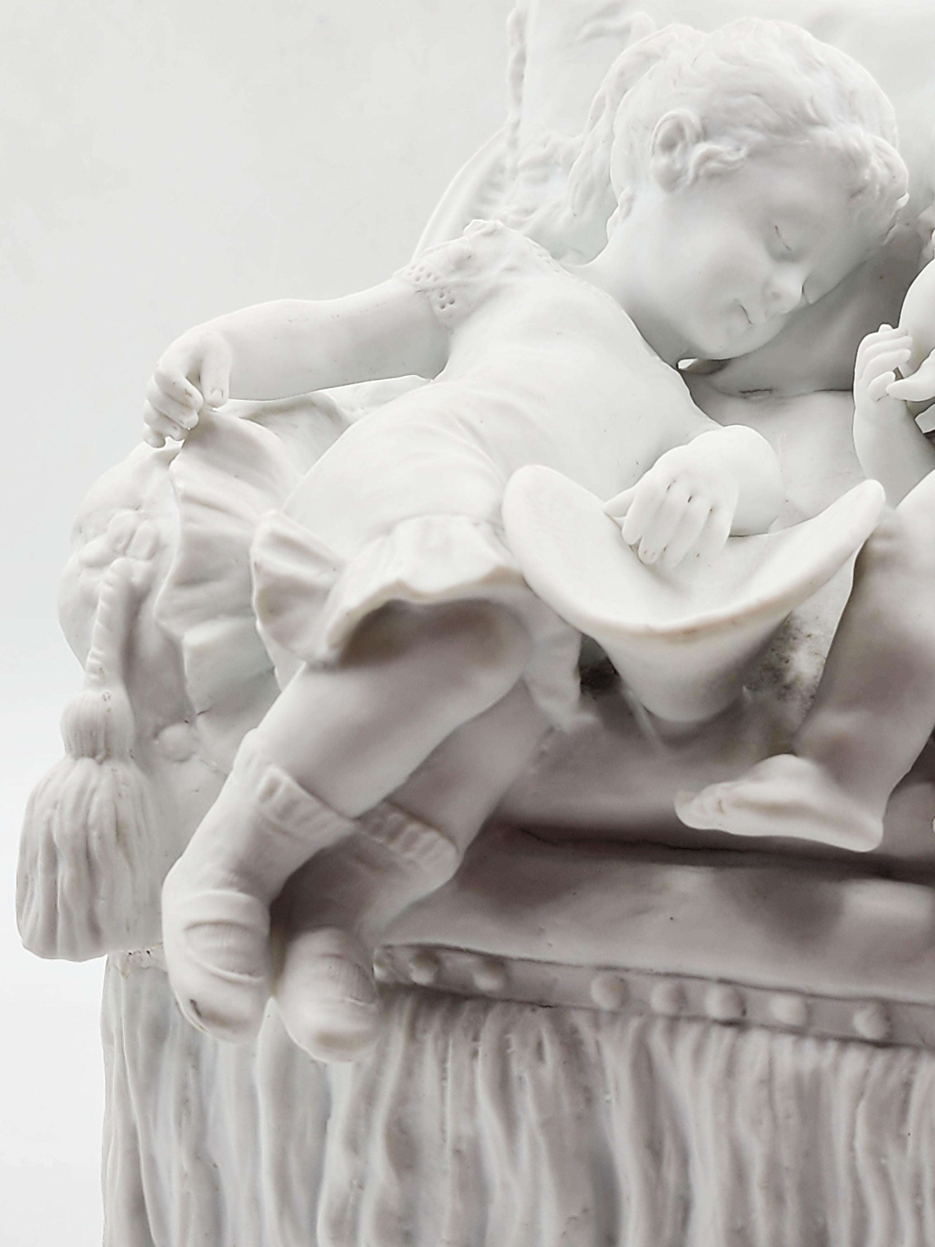 Figura in porcellana biscuit francese del XIX secolo di G. A. Levis
Bellissima figura in porcellana di due bambini che dormono in poltrona, con dettagli perfettamente realizzati in cui possiamo apprezzare nei loro tratti il relax e la pace di