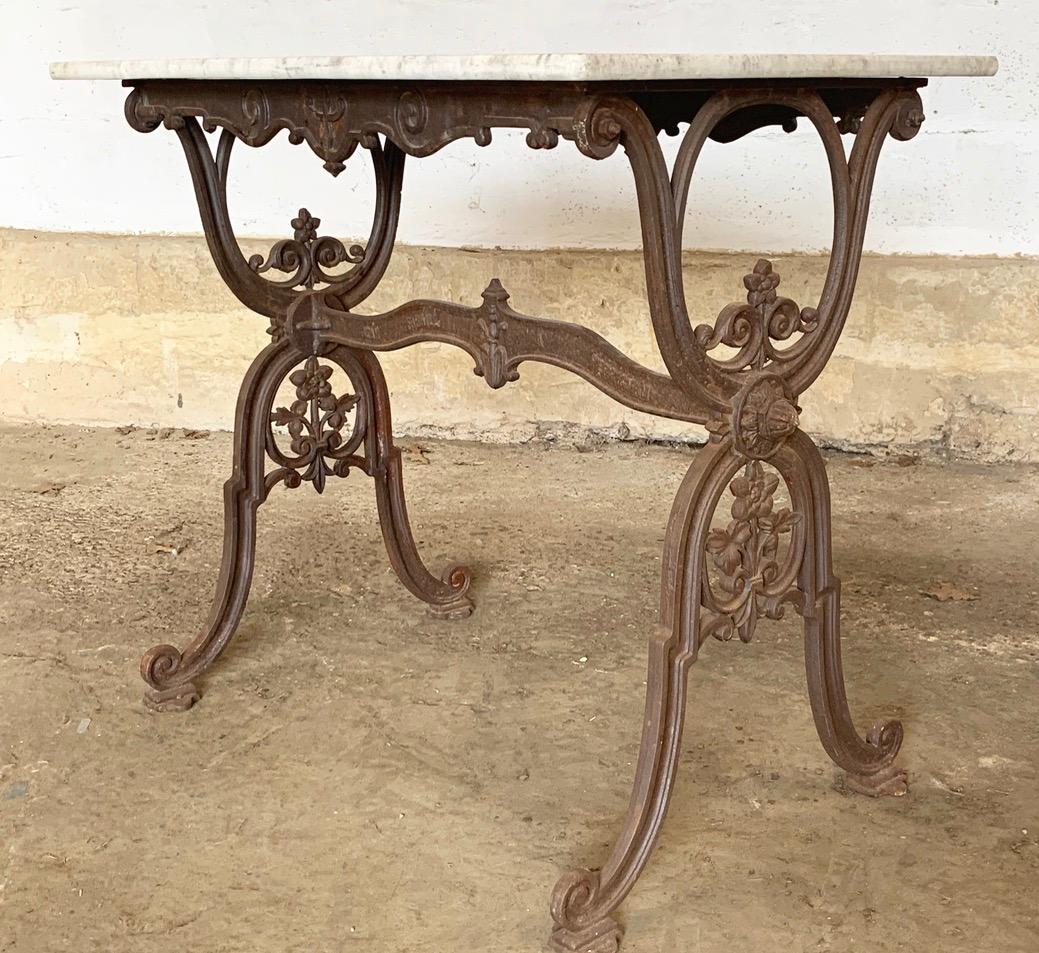 Französischer Bistrotisch aus Eisen und Marmor von guter Qualität aus dem 19. Jahrhundert. Er eignet sich hervorragend als Gartentisch oder als dekorativer Beistelltisch für den Innenbereich. Marmor mit alters- und gebrauchsbedingten