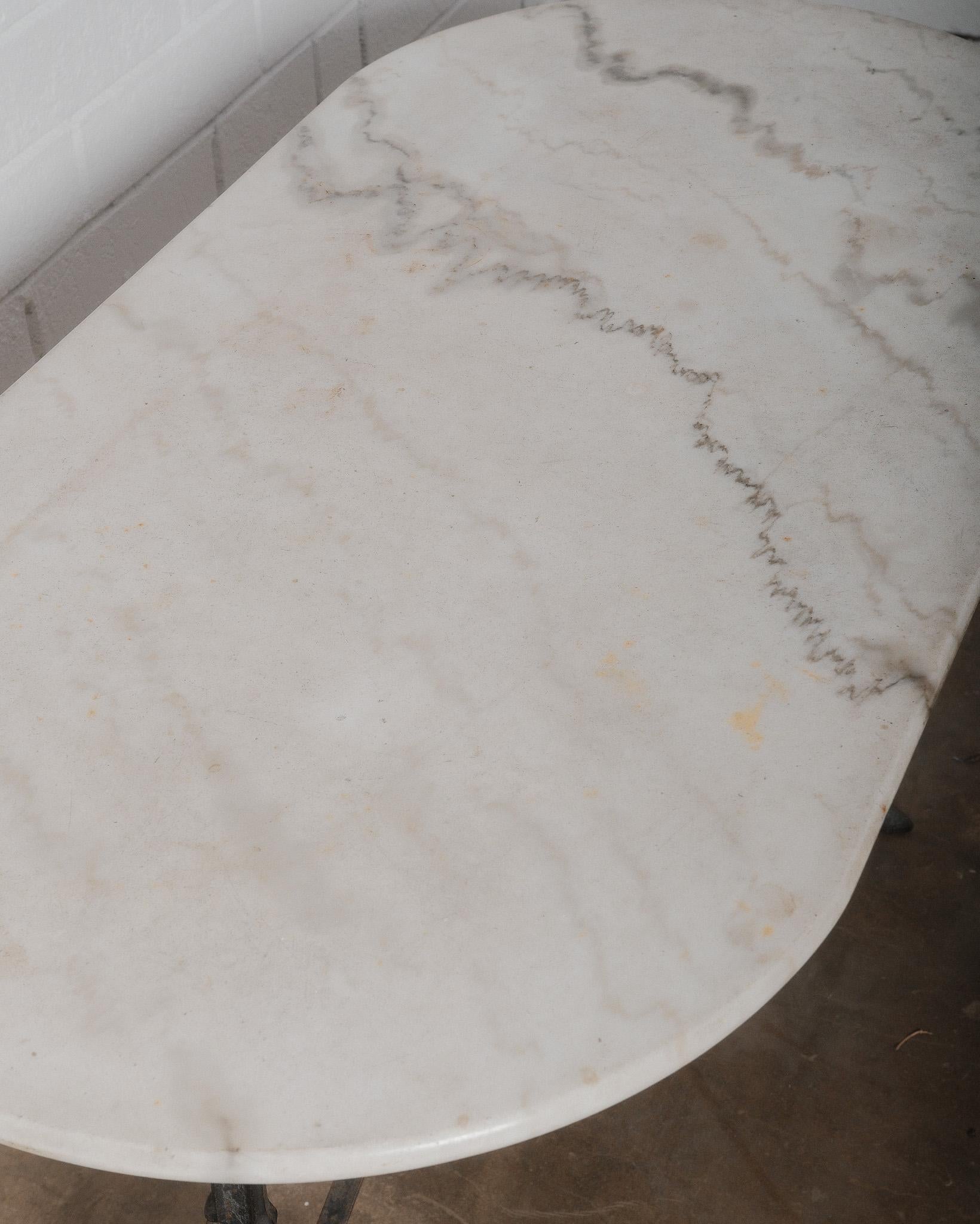 Français Table de bistrot française du 19e siècle avec plateau en marbre et base en fonte en vente