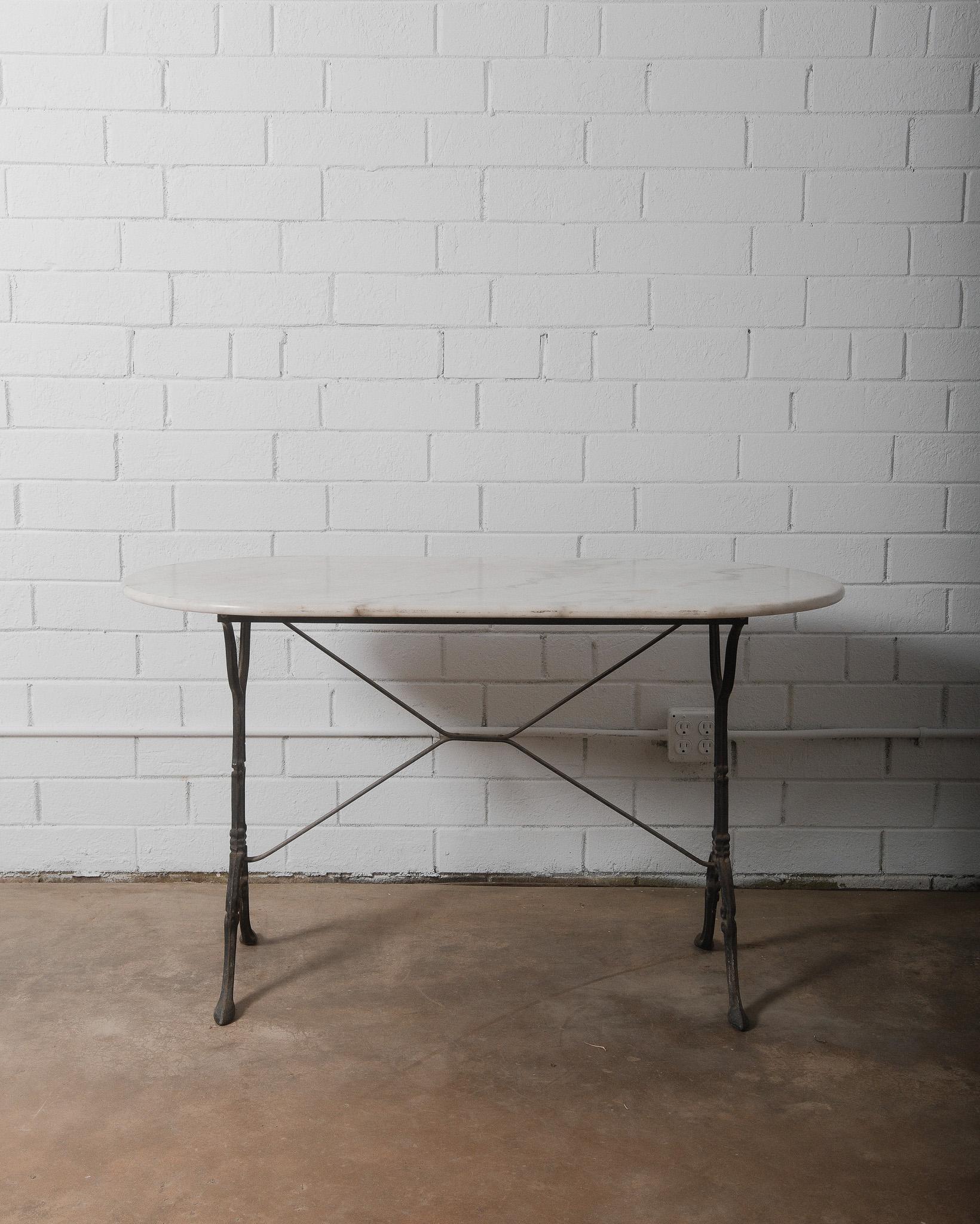 Moulage Table de bistrot française du 19e siècle avec plateau en marbre et base en fonte en vente