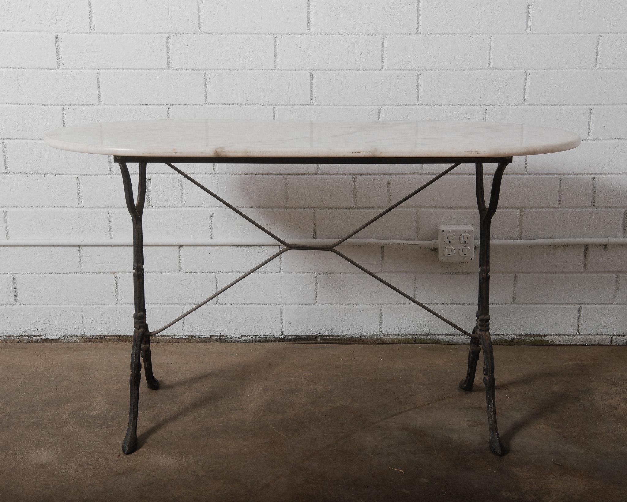 Table de bistrot française du 19e siècle avec plateau en marbre et base en fonte Bon état - En vente à High Point, NC