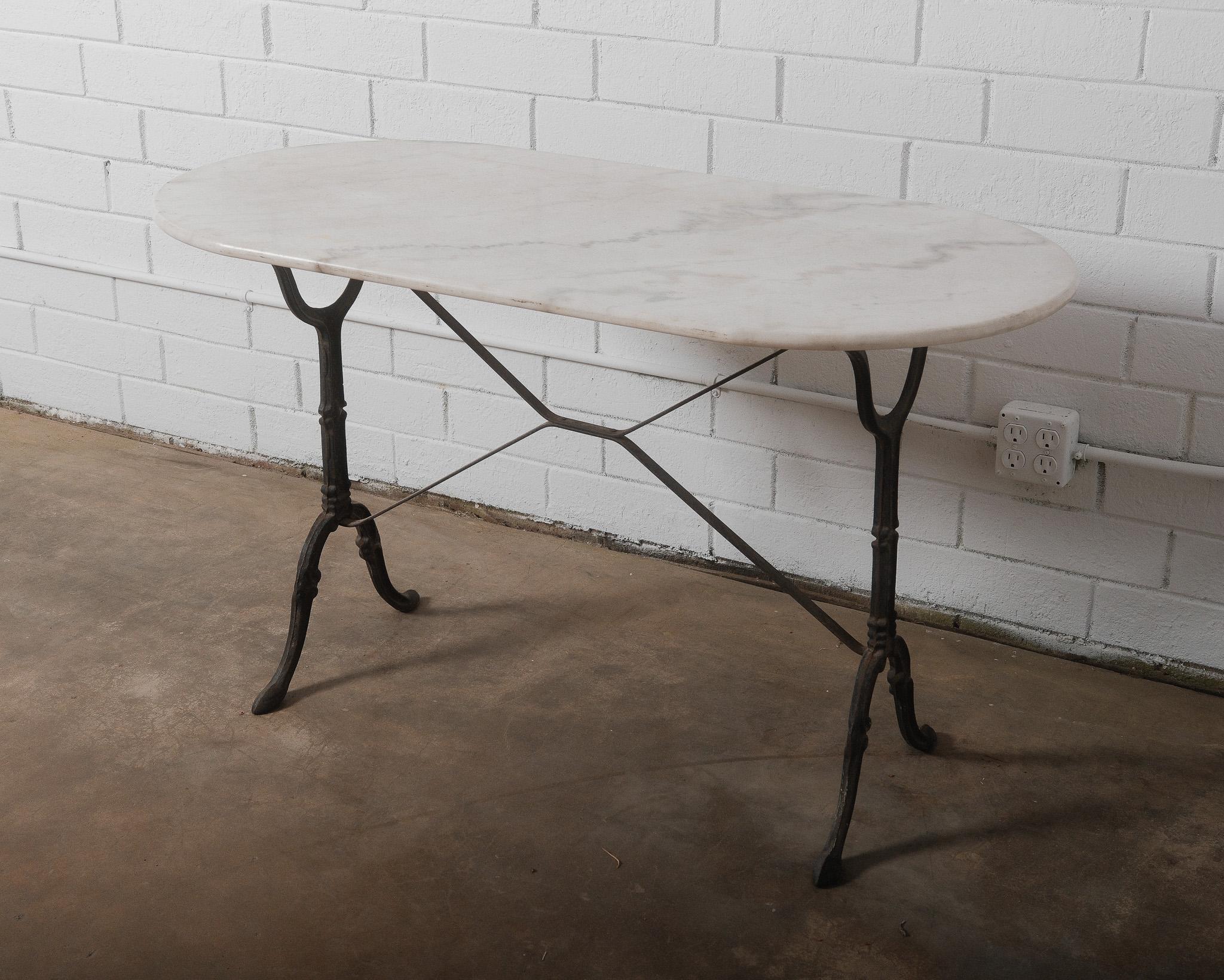 XIXe siècle Table de bistrot française du 19e siècle avec plateau en marbre et base en fonte en vente