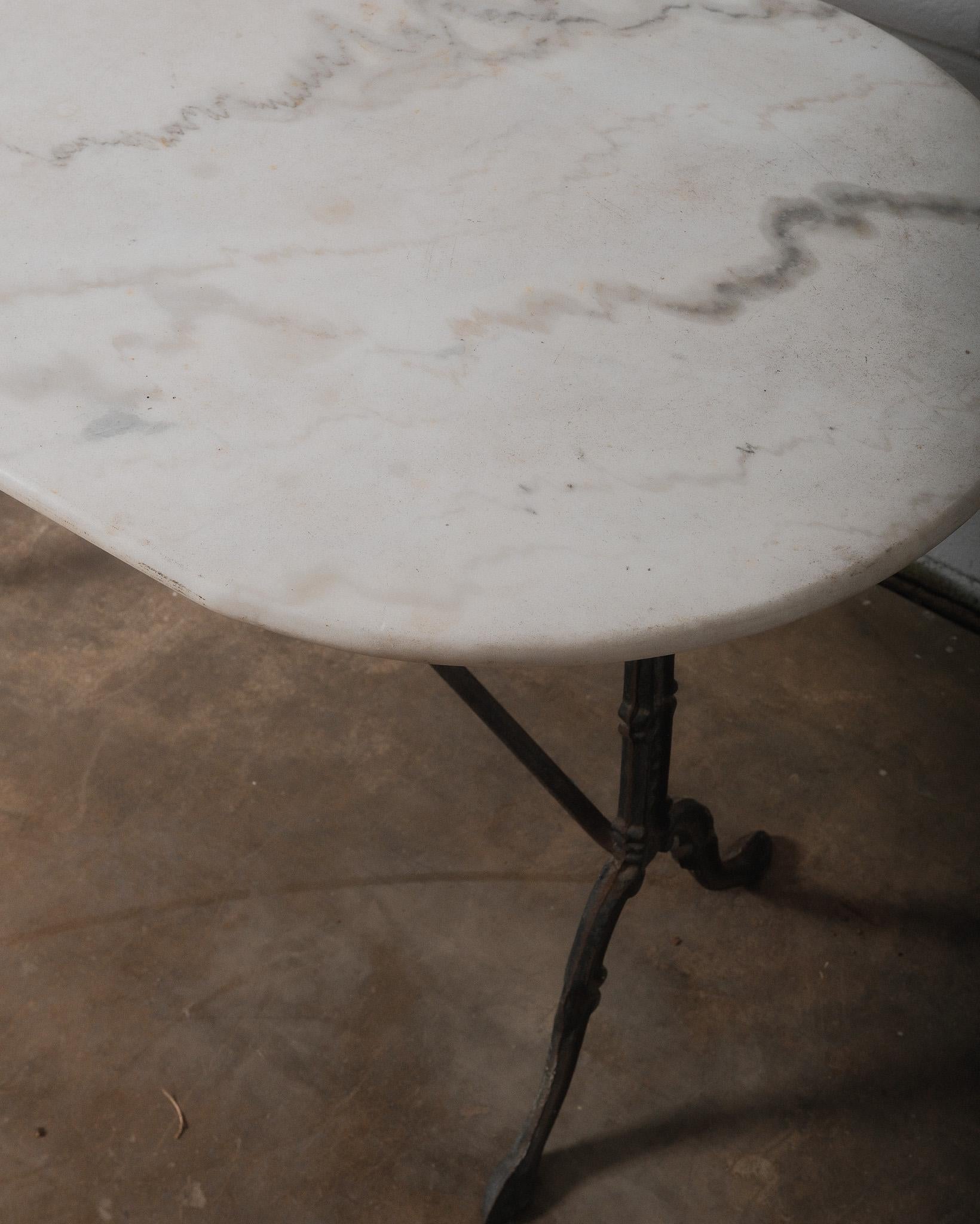Fer Table de bistrot française du 19e siècle avec plateau en marbre et base en fonte en vente