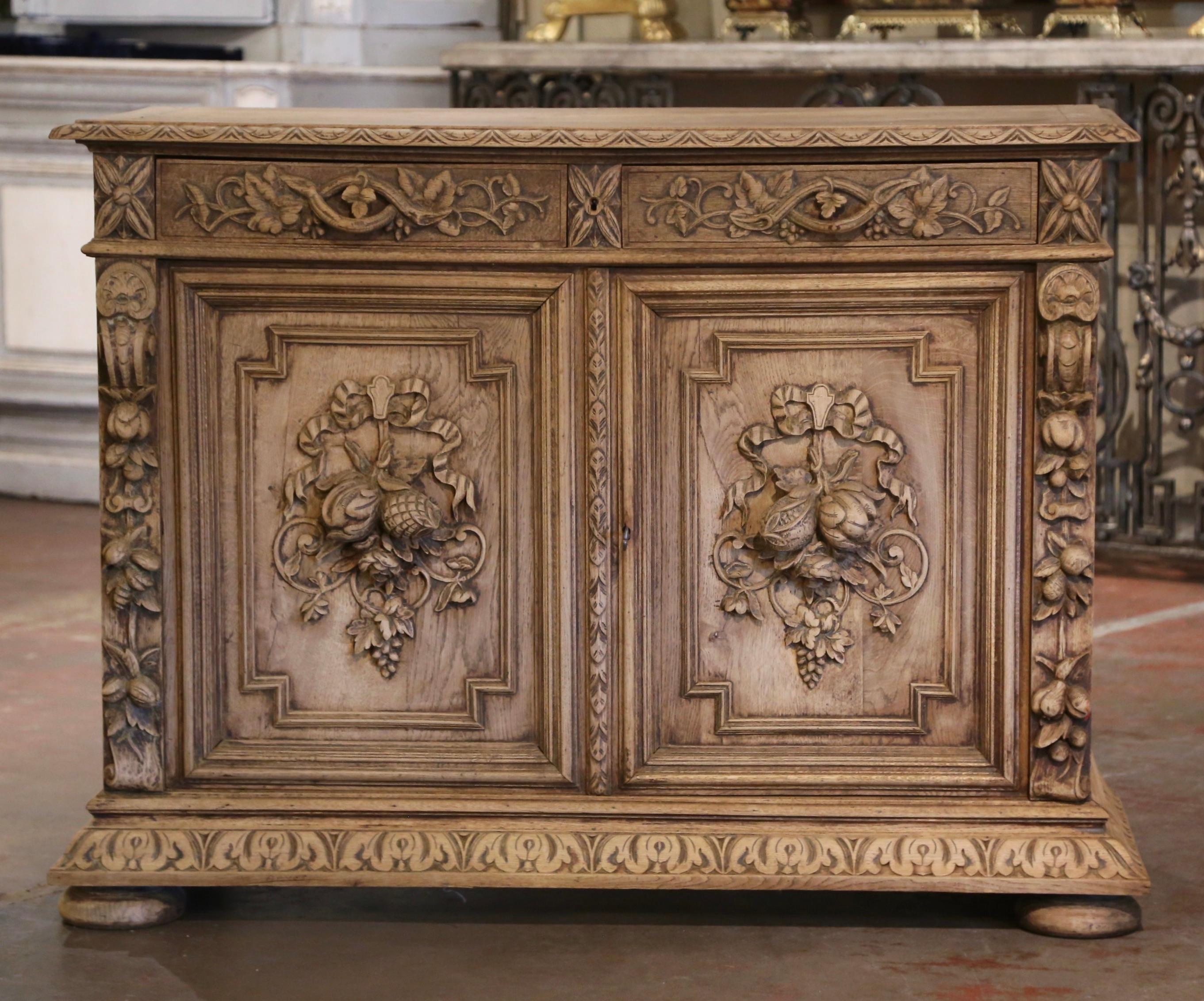 Dekorieren Sie ein DEN, ein Spielzimmer oder einen Eingangsbereich mit diesem reich geschnitzten antiken Buffet! Der um 1860 in Frankreich gefertigte Schrank aus Eichenholz steht auf vorderen Stollenfüßen über einem geschnitzten Sockel und ist mit