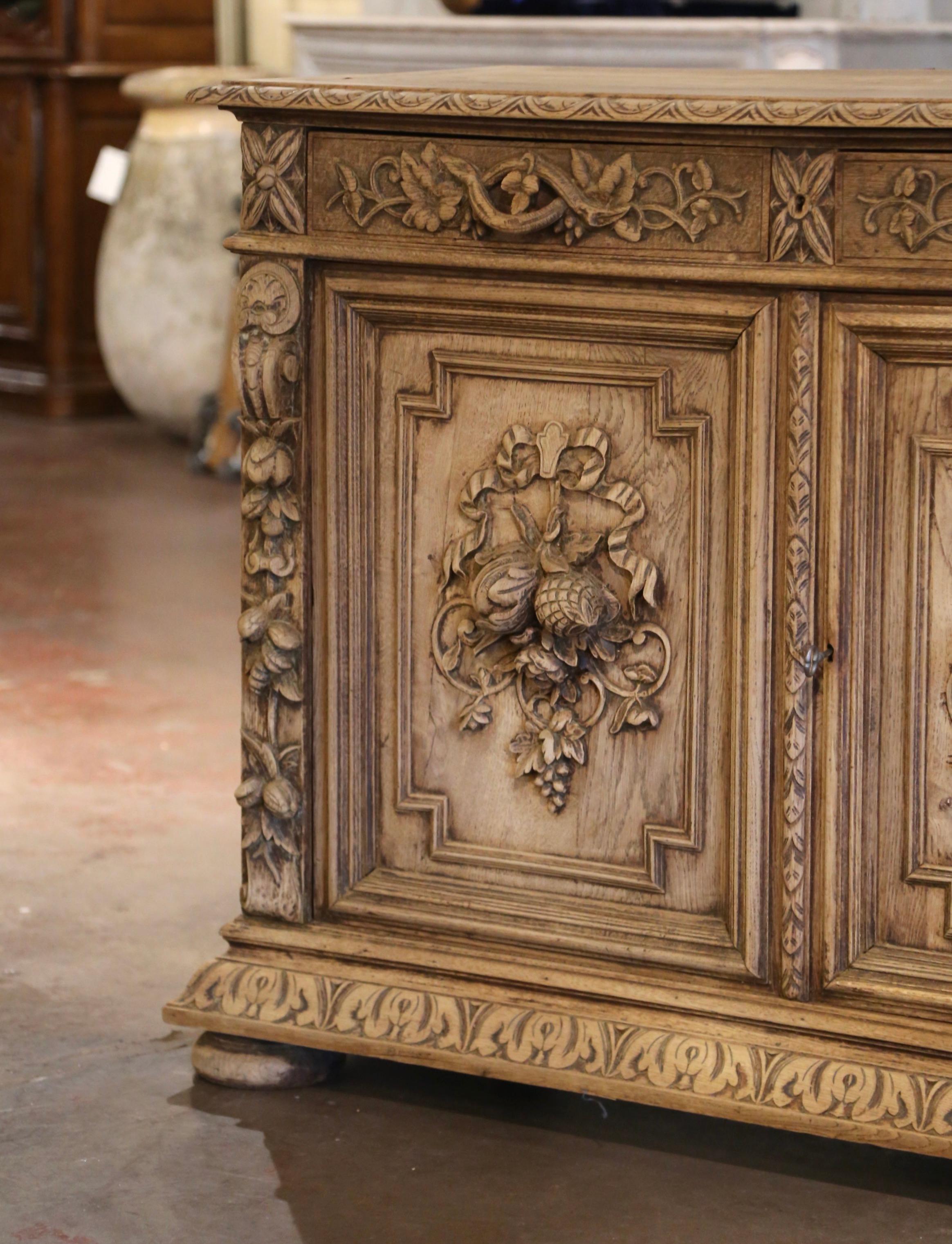19. Jahrhundert Französisch Black Forest geschnitzt gebleicht Eiche Buffet mit floralen Motiven (Schwarzwald) im Angebot