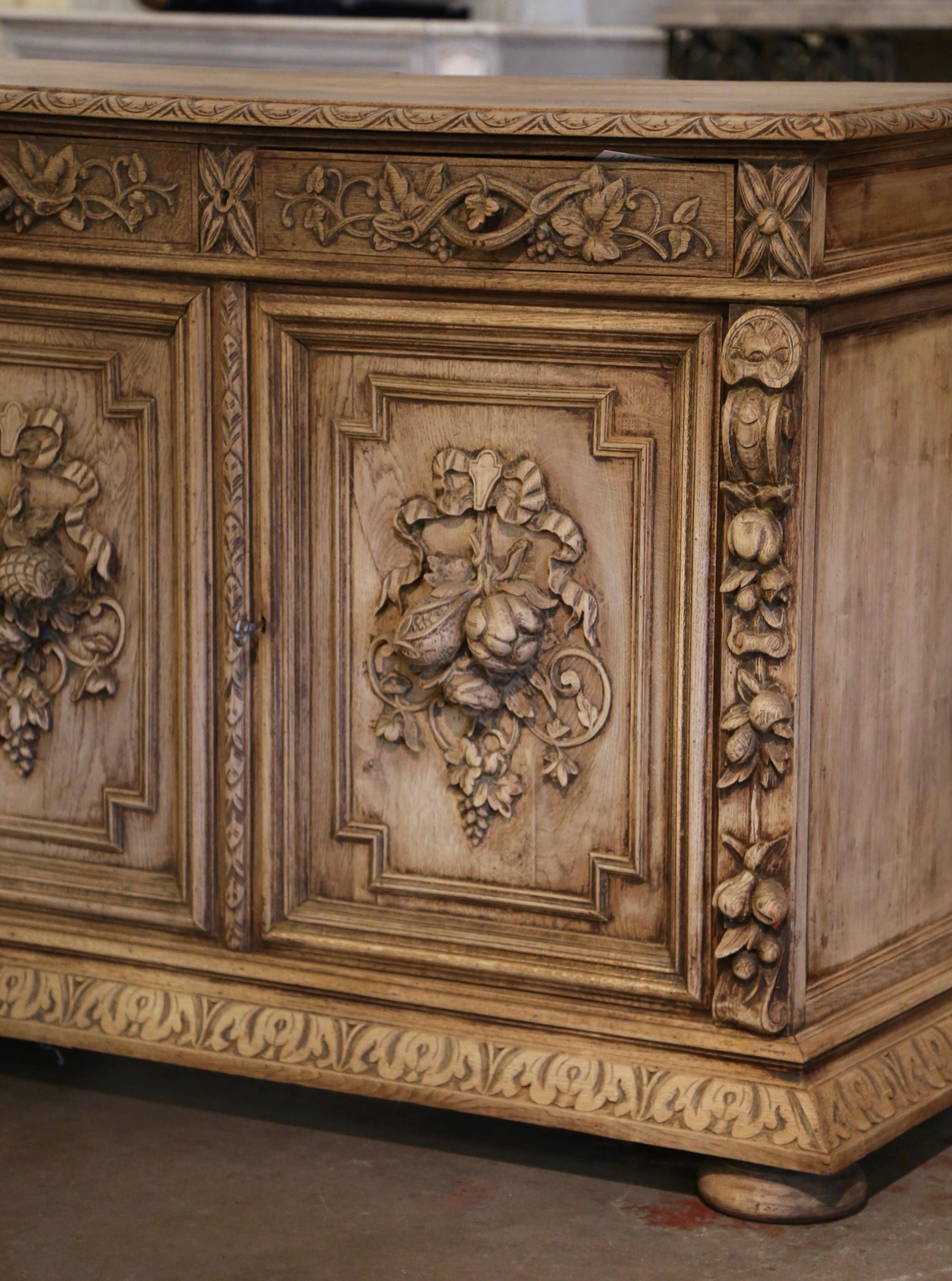 19. Jahrhundert Französisch Black Forest geschnitzt gebleicht Eiche Buffet mit floralen Motiven (Gebleicht) im Angebot