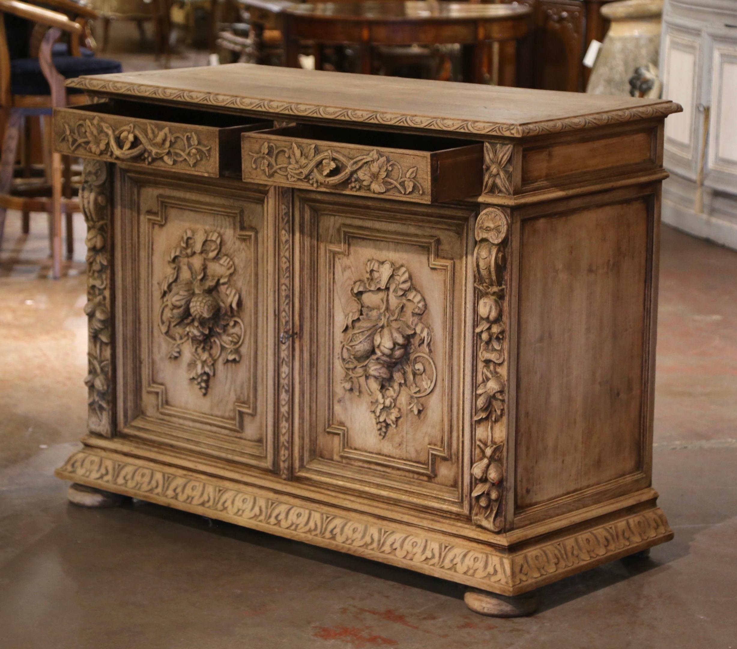 19. Jahrhundert Französisch Black Forest geschnitzt gebleicht Eiche Buffet mit floralen Motiven im Angebot 1