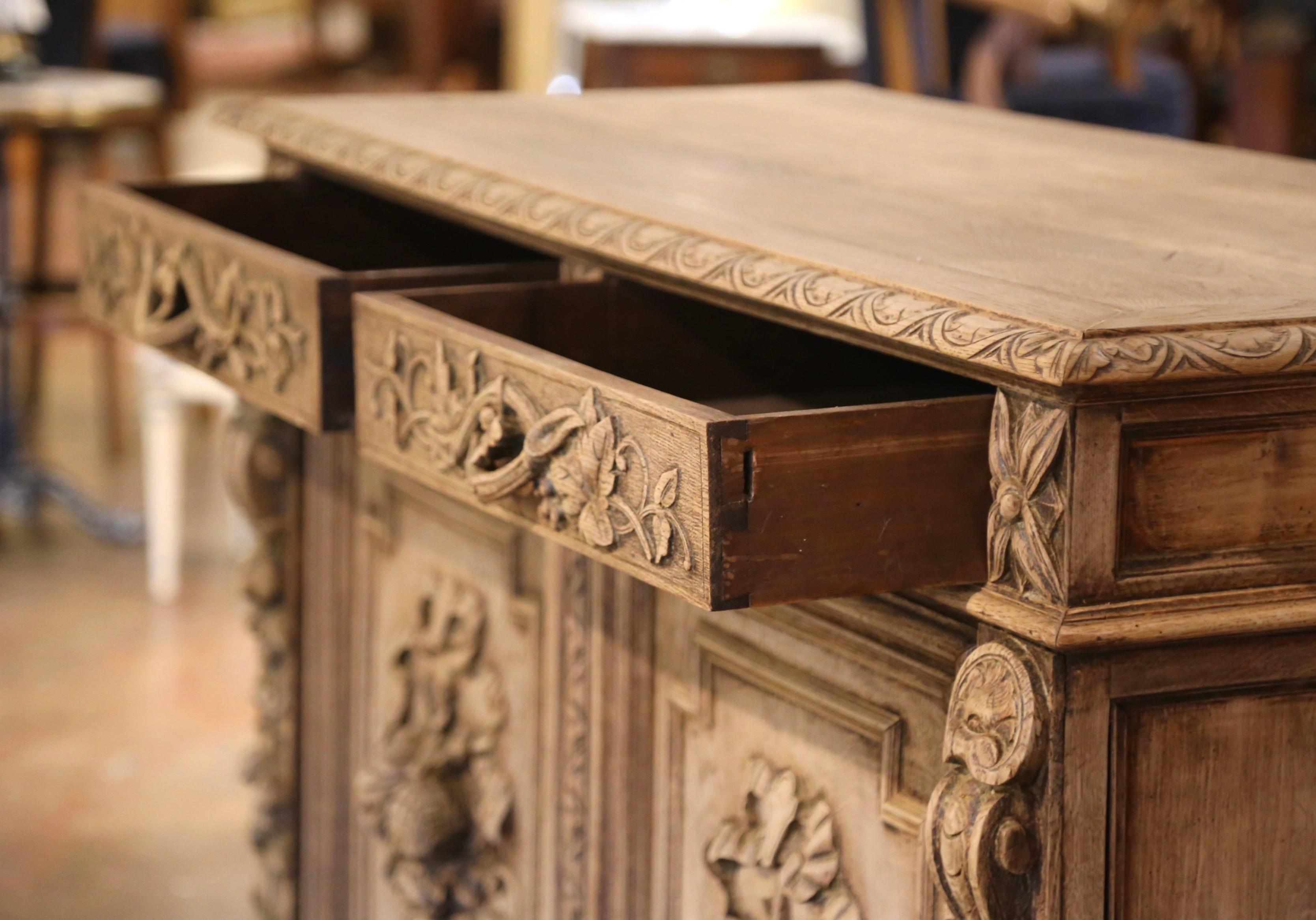 19. Jahrhundert Französisch Black Forest geschnitzt gebleicht Eiche Buffet mit floralen Motiven im Angebot 2
