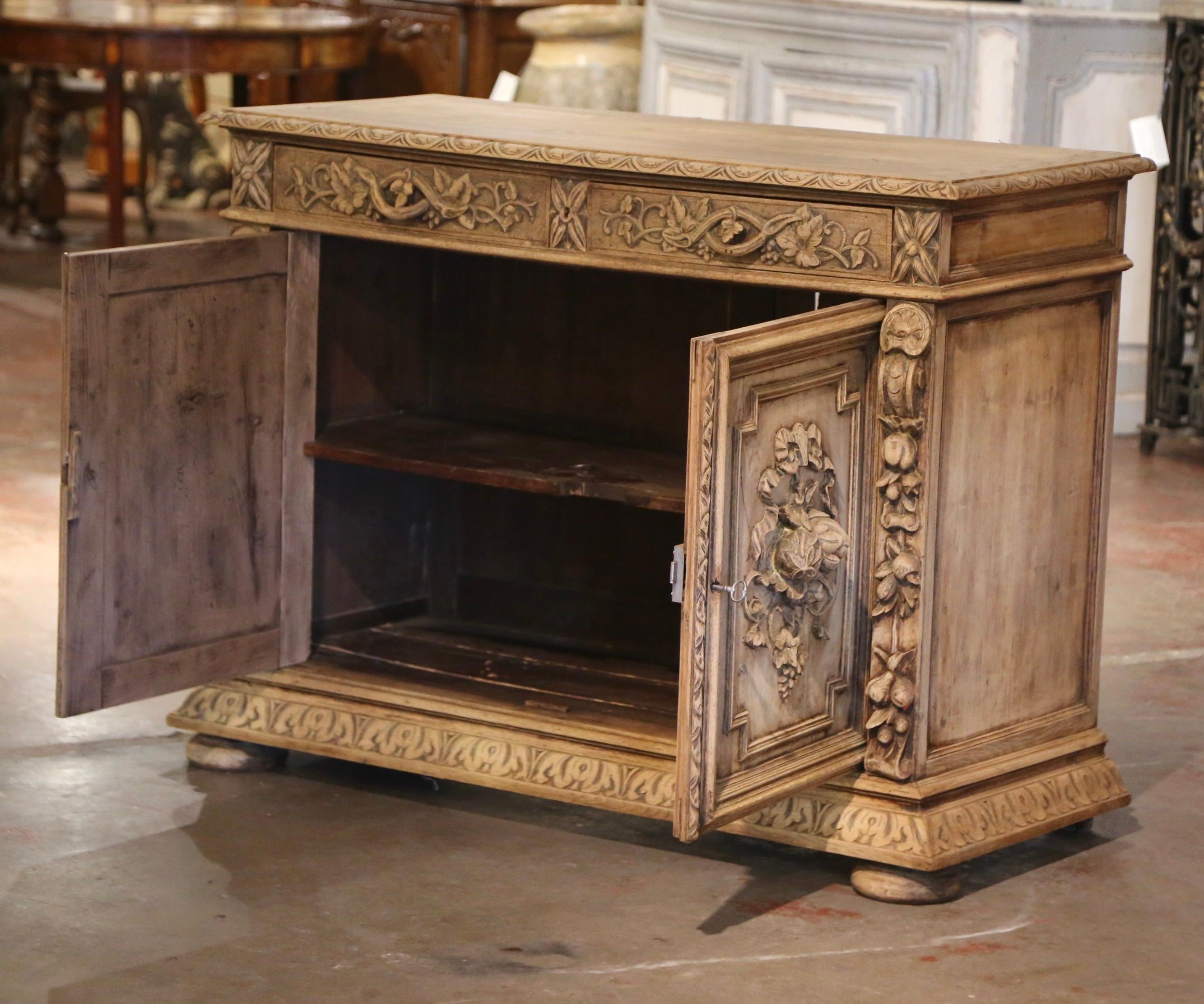 19. Jahrhundert Französisch Black Forest geschnitzt gebleicht Eiche Buffet mit floralen Motiven im Angebot 3