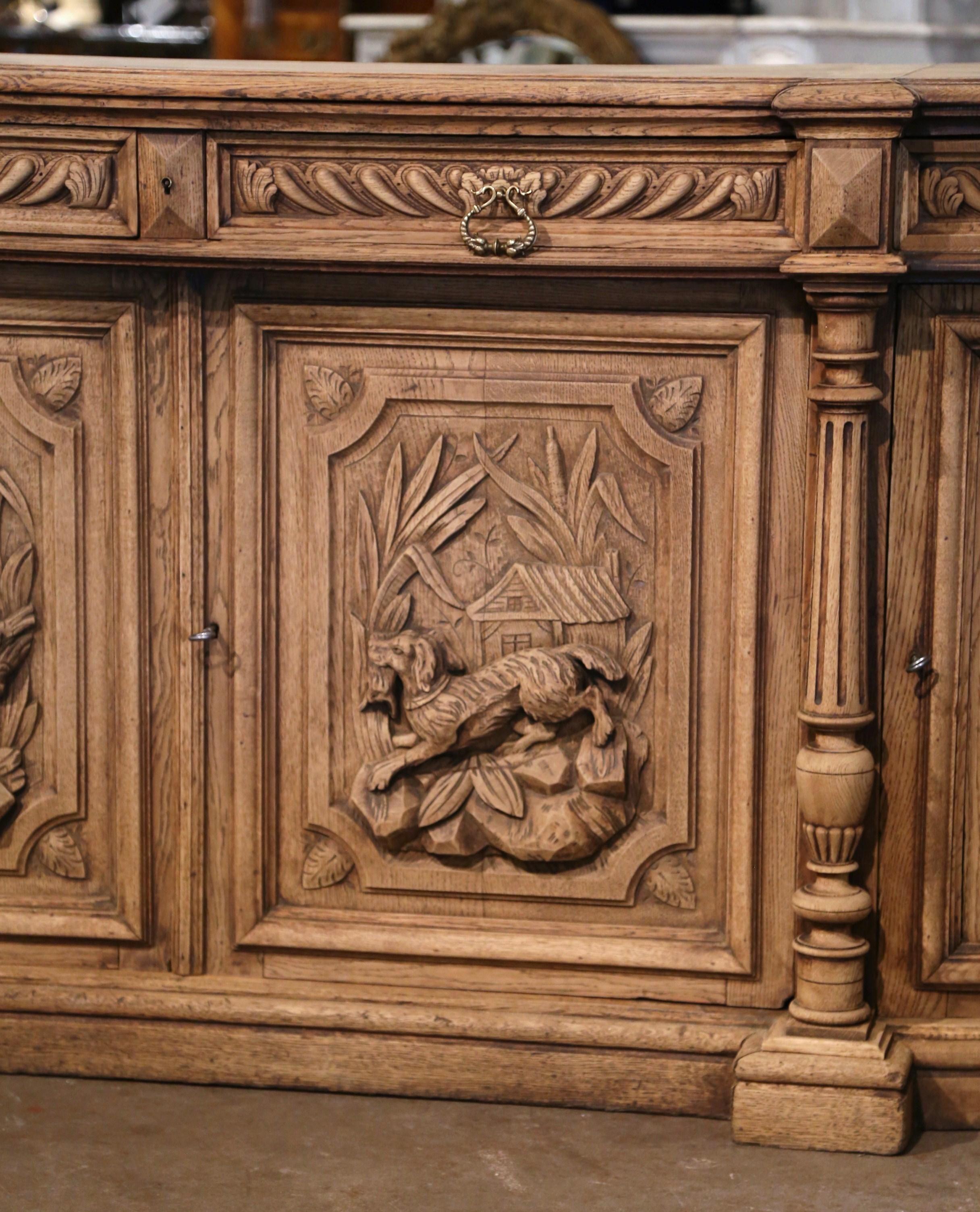 Sculpté à la main Enfilade de buffet à quatre portes en chêne blanchi sculpté du 19ème siècle français Black Forest en vente