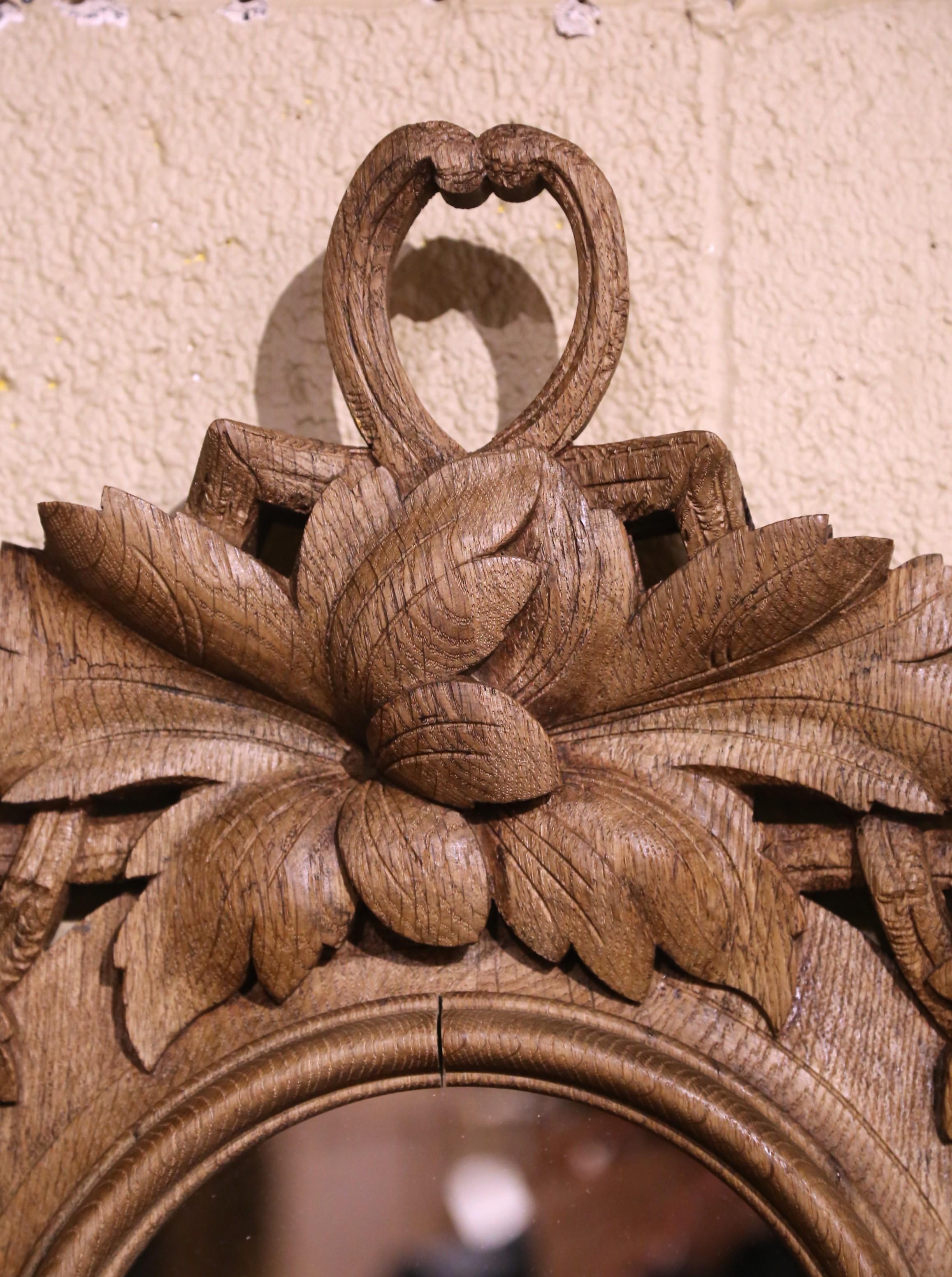 Francese Specchio in rovere chiaro intagliato Black Forest del XIX secolo con motivi di fogliame in vendita
