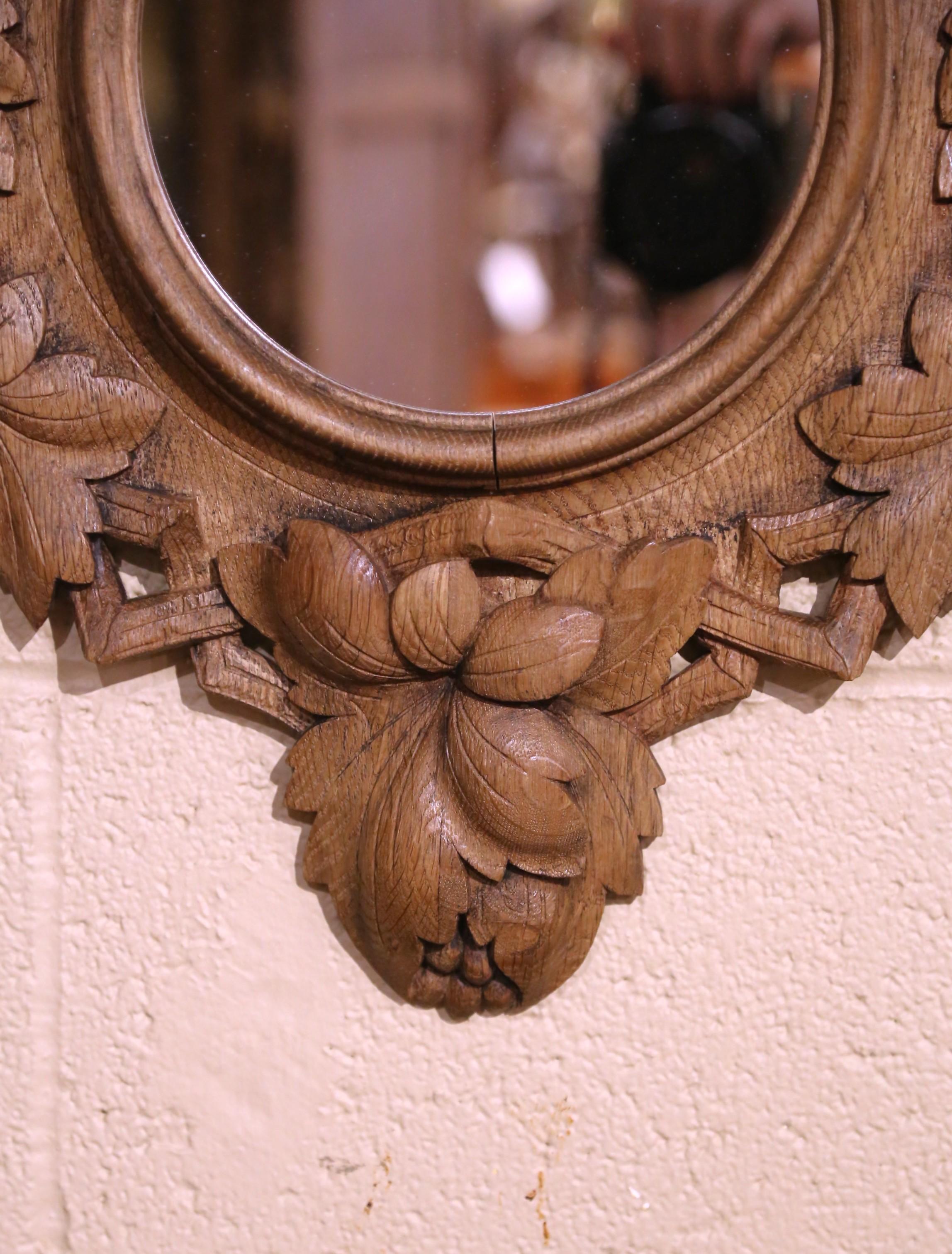 Sbiancato Specchio in rovere chiaro intagliato Black Forest del XIX secolo con motivi di fogliame in vendita