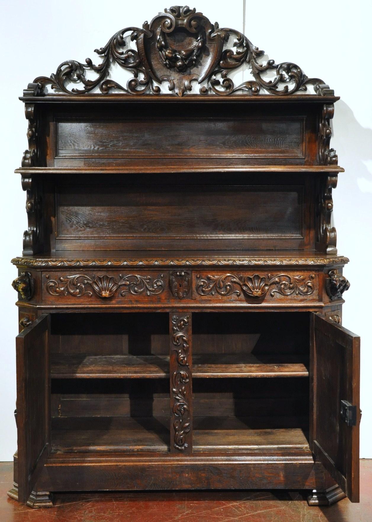 19th Century French Black Forest Carved Oak Display Buffet with Hunt Motifs In Excellent Condition In Dallas, TX