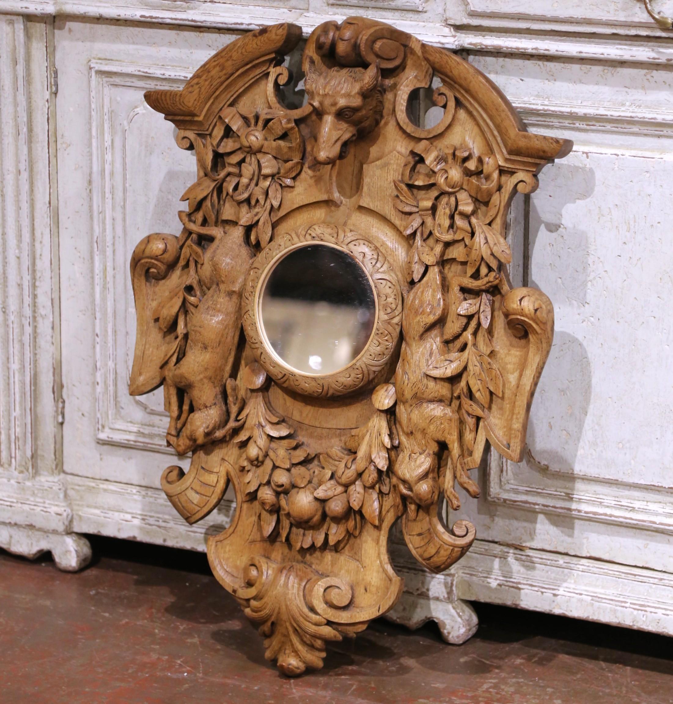 Aporta un atrevido carácter alpino a un estudio, una biblioteca o un interior inspirado en una cabaña con este panel antiguo de la Selva Negra, ricamente esculpido, fabricado en Francia hacia 1880 y acabado en un deseable tono roble claro