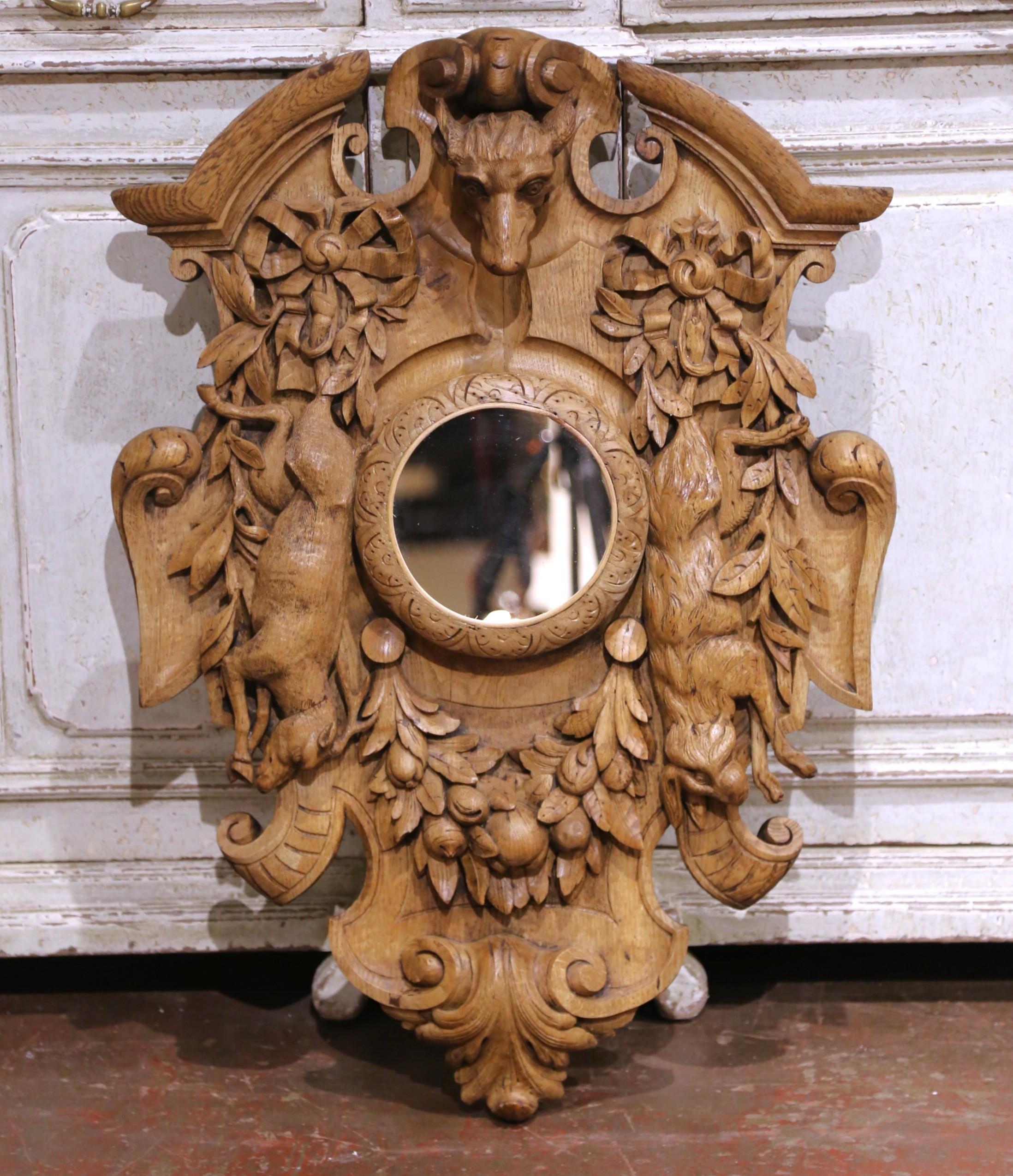 Placa de pared de caza francesa del siglo XIX tallada en roble de la Selva Negra con espejo Tallado a mano en venta