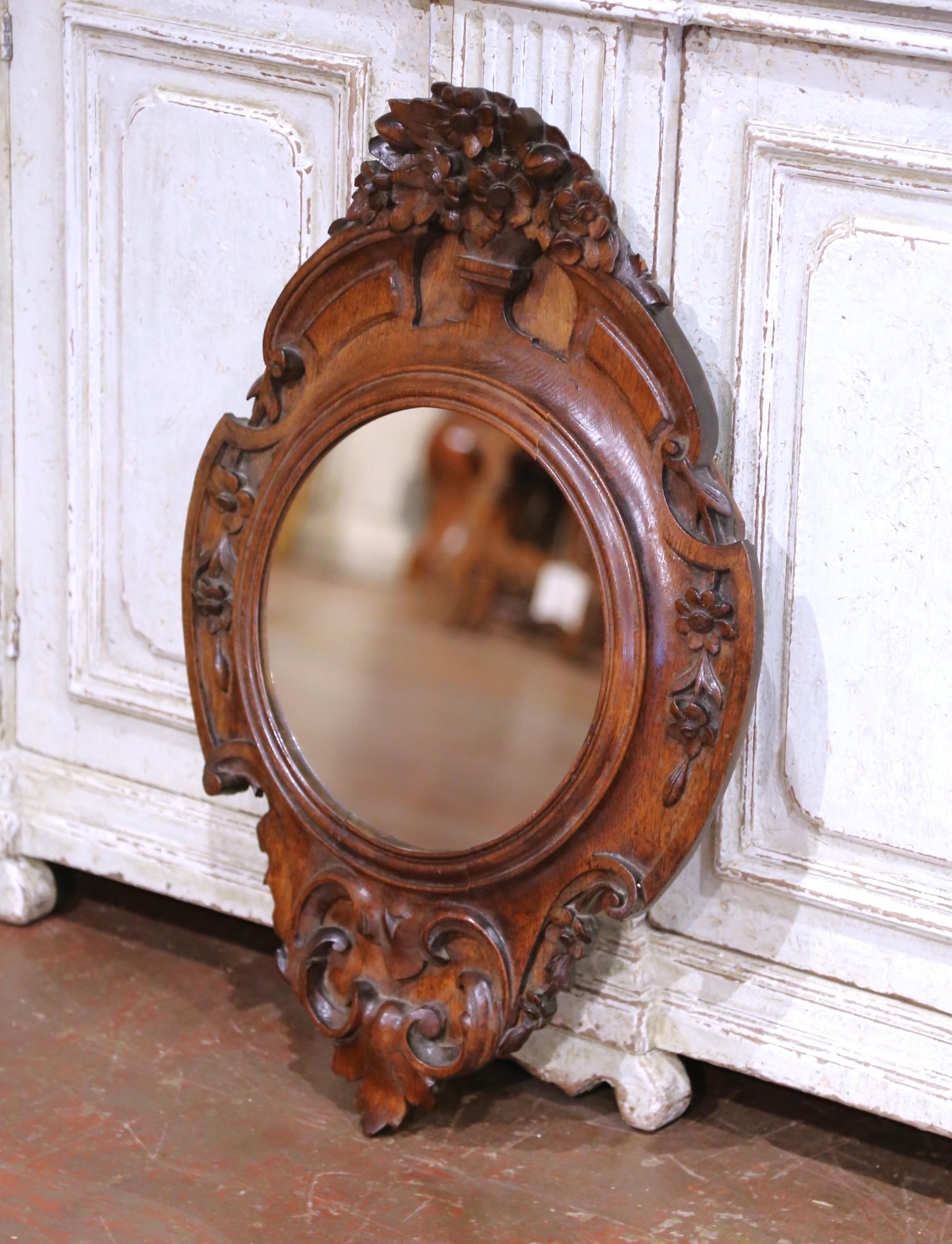 Mejora tu hogar con este espejo de pared francés de la Selva Negra finamente tallado, fabricado hacia 1880. Concebida originalmente como caja de reloj, la pieza se ha reequipado con una placa de espejo redonda, que le confiere tanto funcionalidad