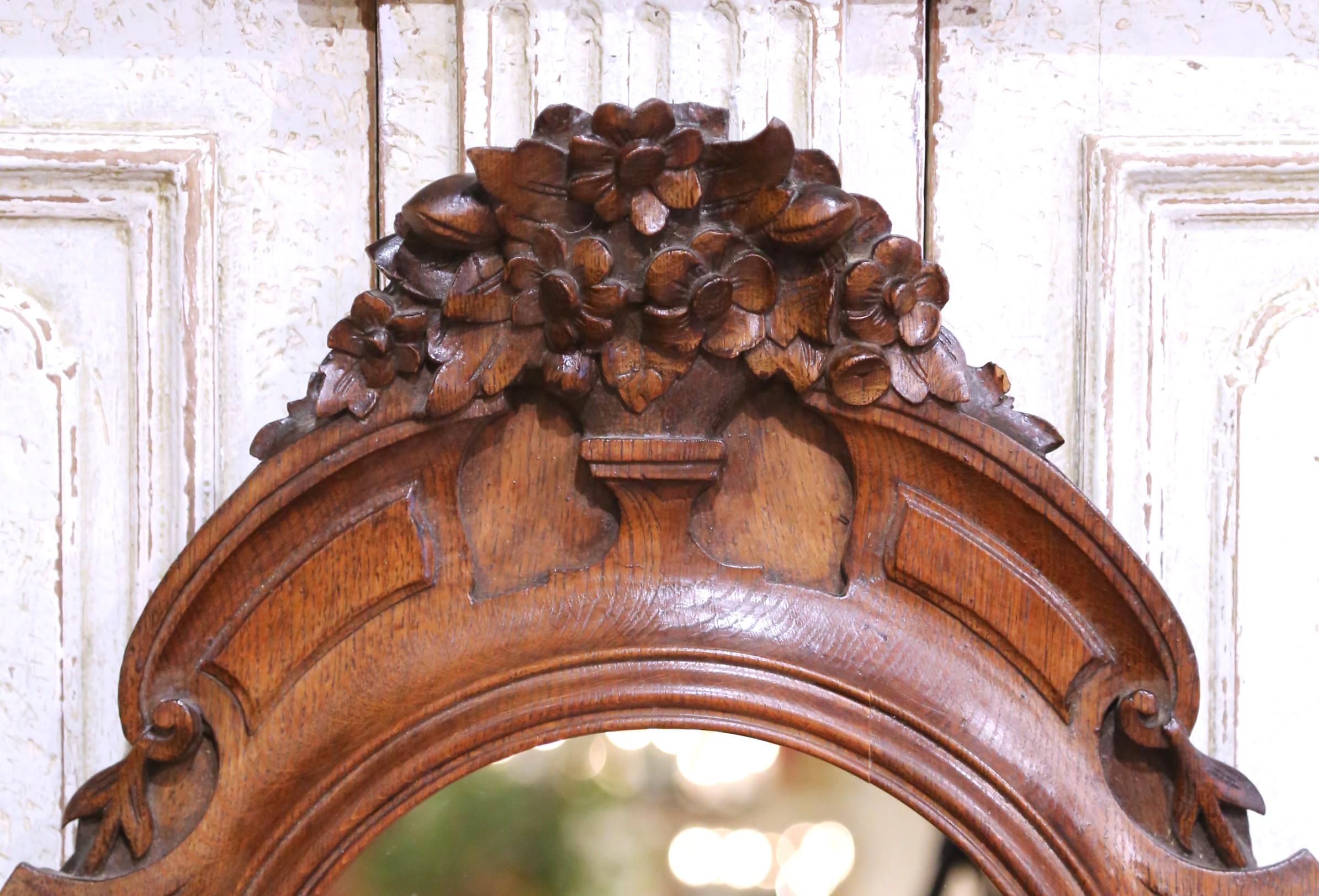 Espejo Francés del Siglo XIX de Roble Tallado de la Selva Negra con Cresta Floral Bosque negro en venta