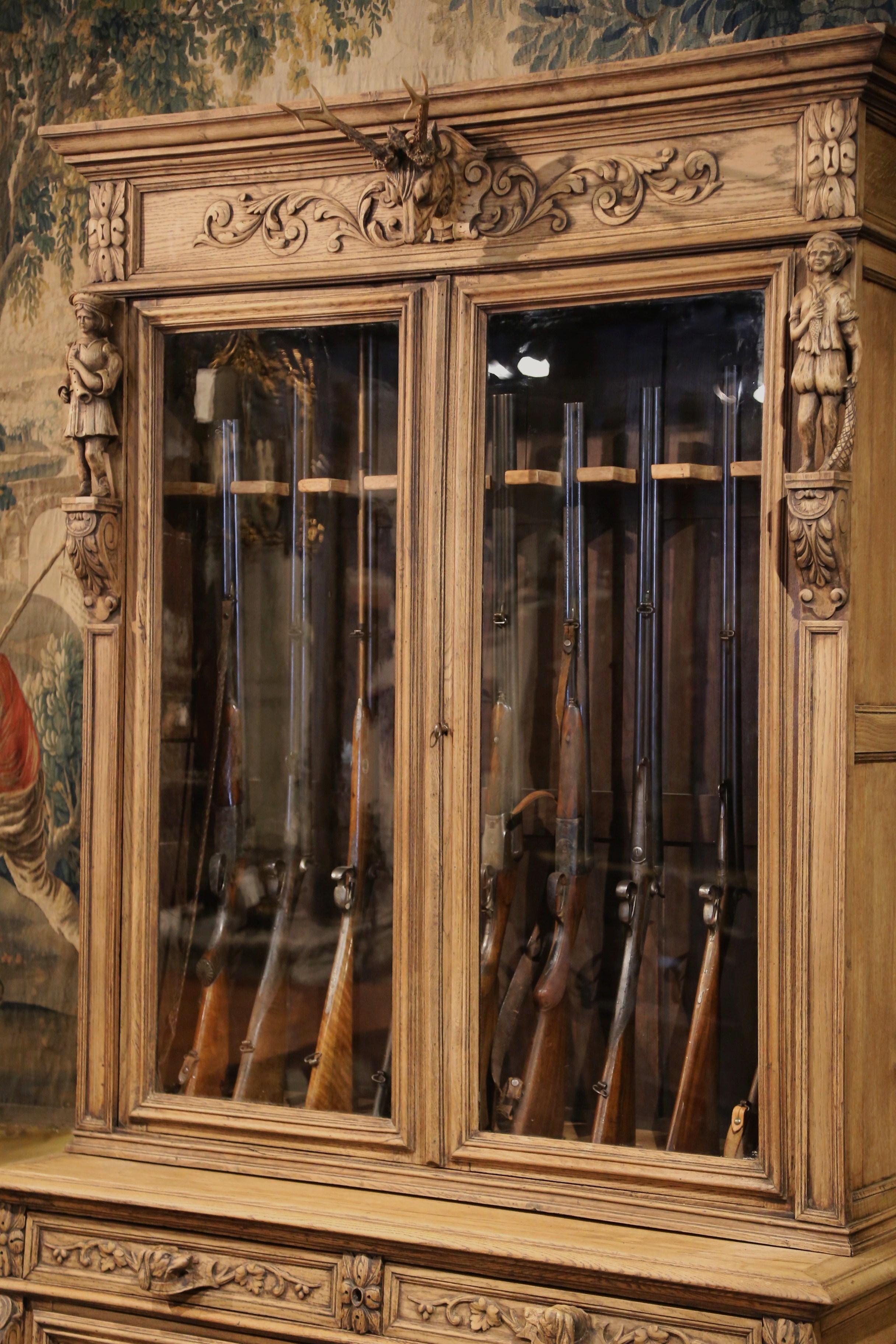 19th Century French Black Forest Carved Oak Nine-Gun Cabinet with Hunt Motifs In Excellent Condition In Dallas, TX