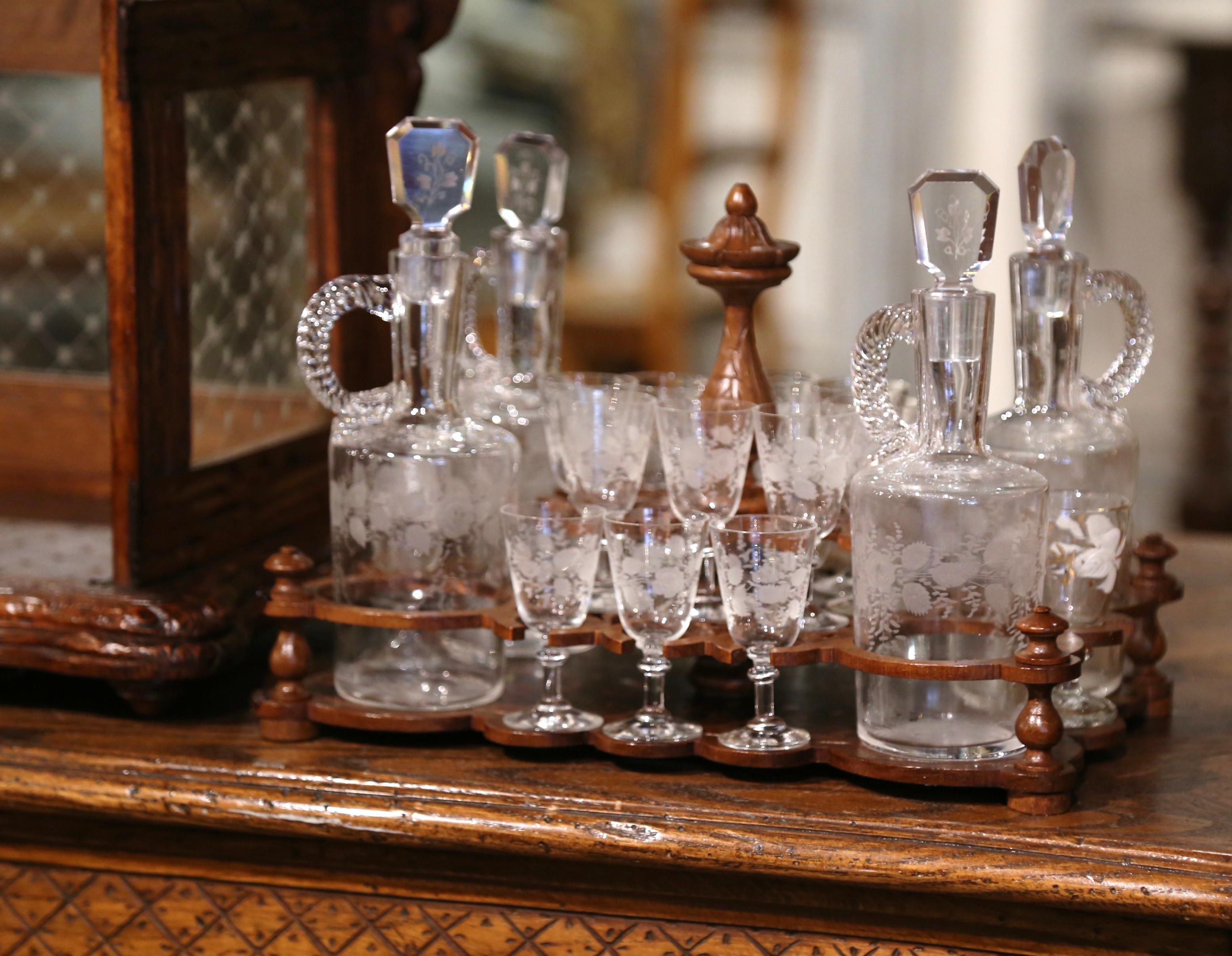 Französische Likörschachtel aus geschnitztem Schwarzwälder Walnussholz und Glas aus dem 19. Jahrhundert im Angebot 6