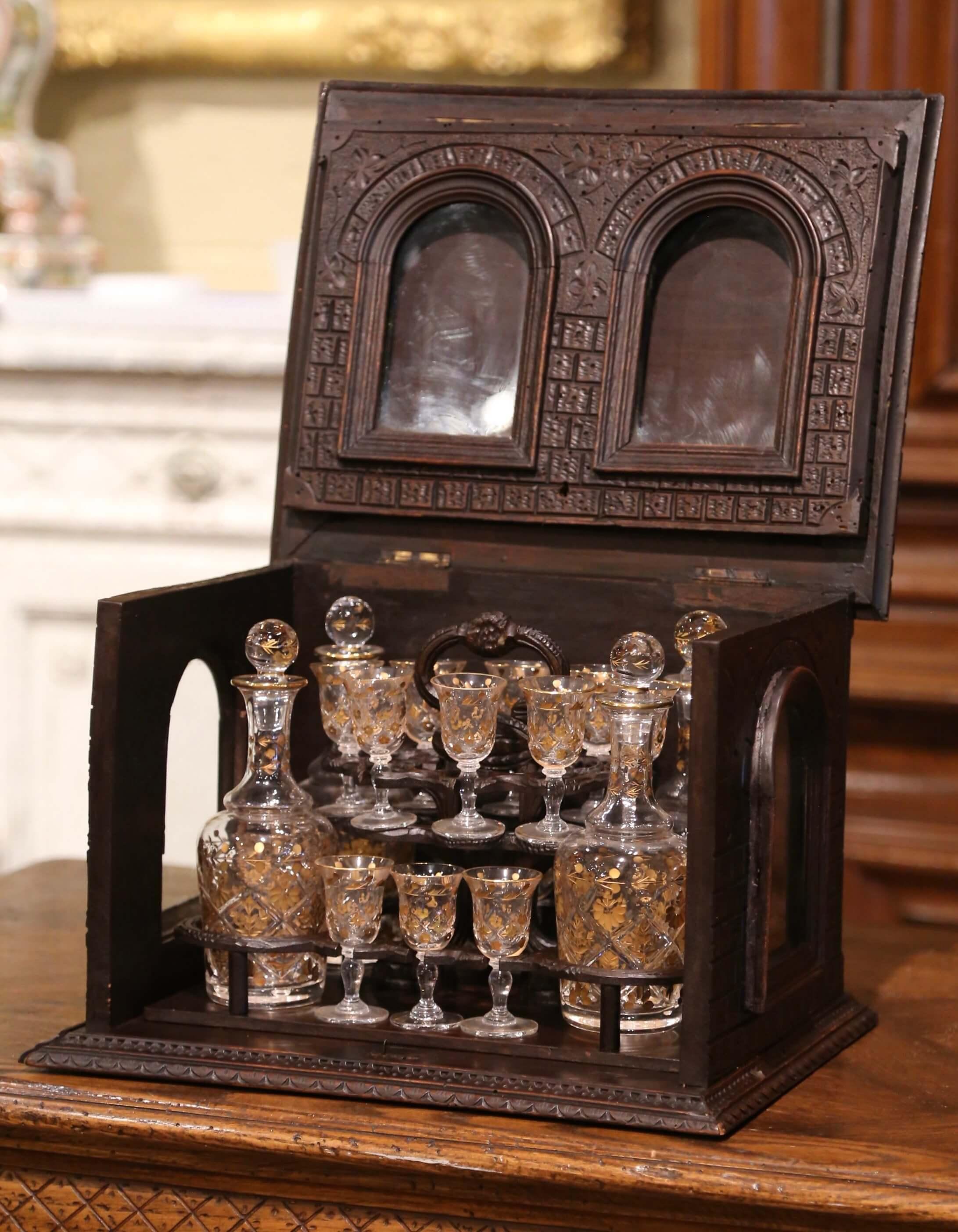 Boîte à liqueur complète de la Forêt Noire française du 19ème siècle en noyer sculpté et verre Excellent état - En vente à Dallas, TX
