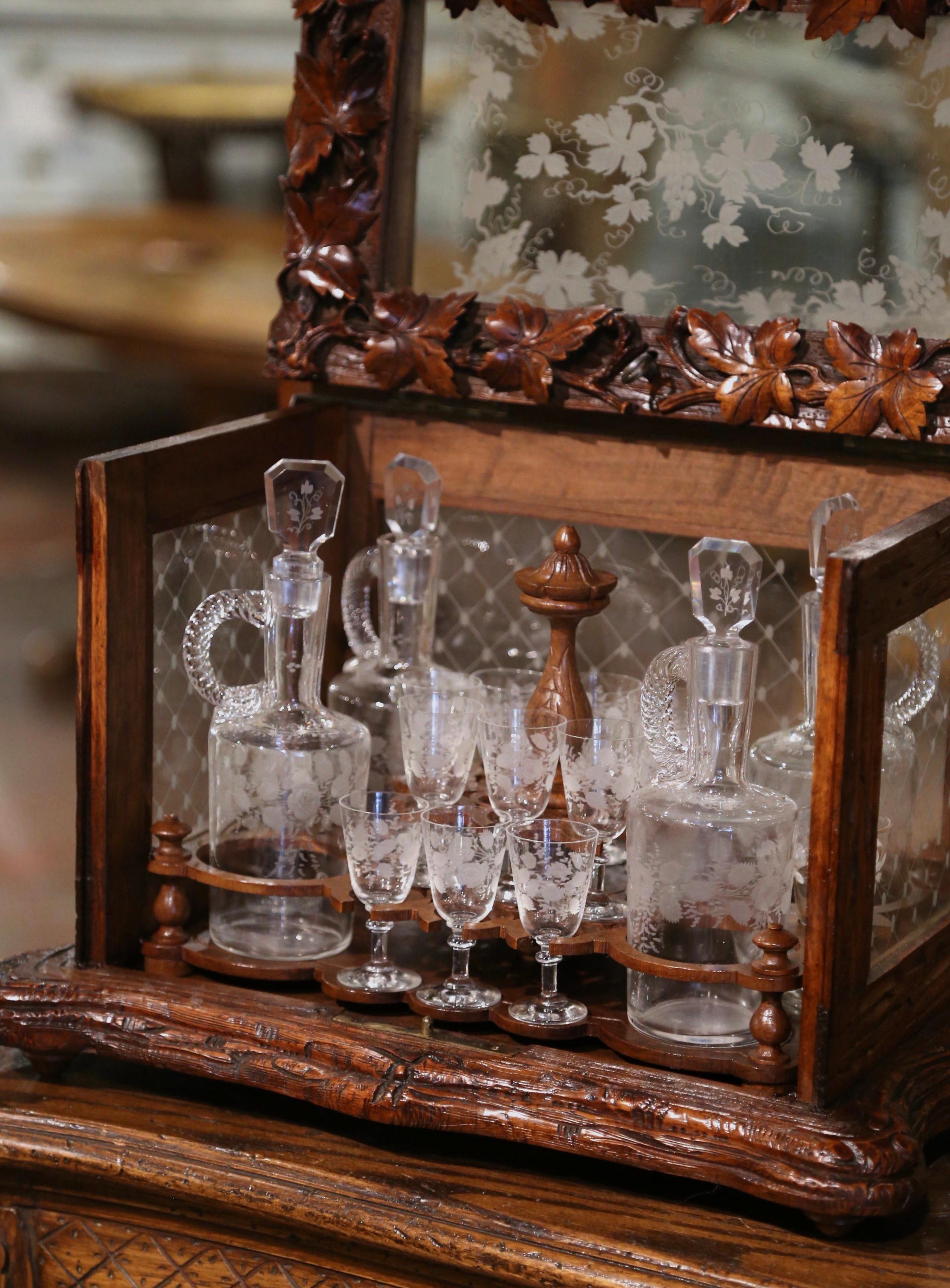 Französische Likörschachtel aus geschnitztem Schwarzwälder Walnussholz und Glas aus dem 19. Jahrhundert im Angebot 1