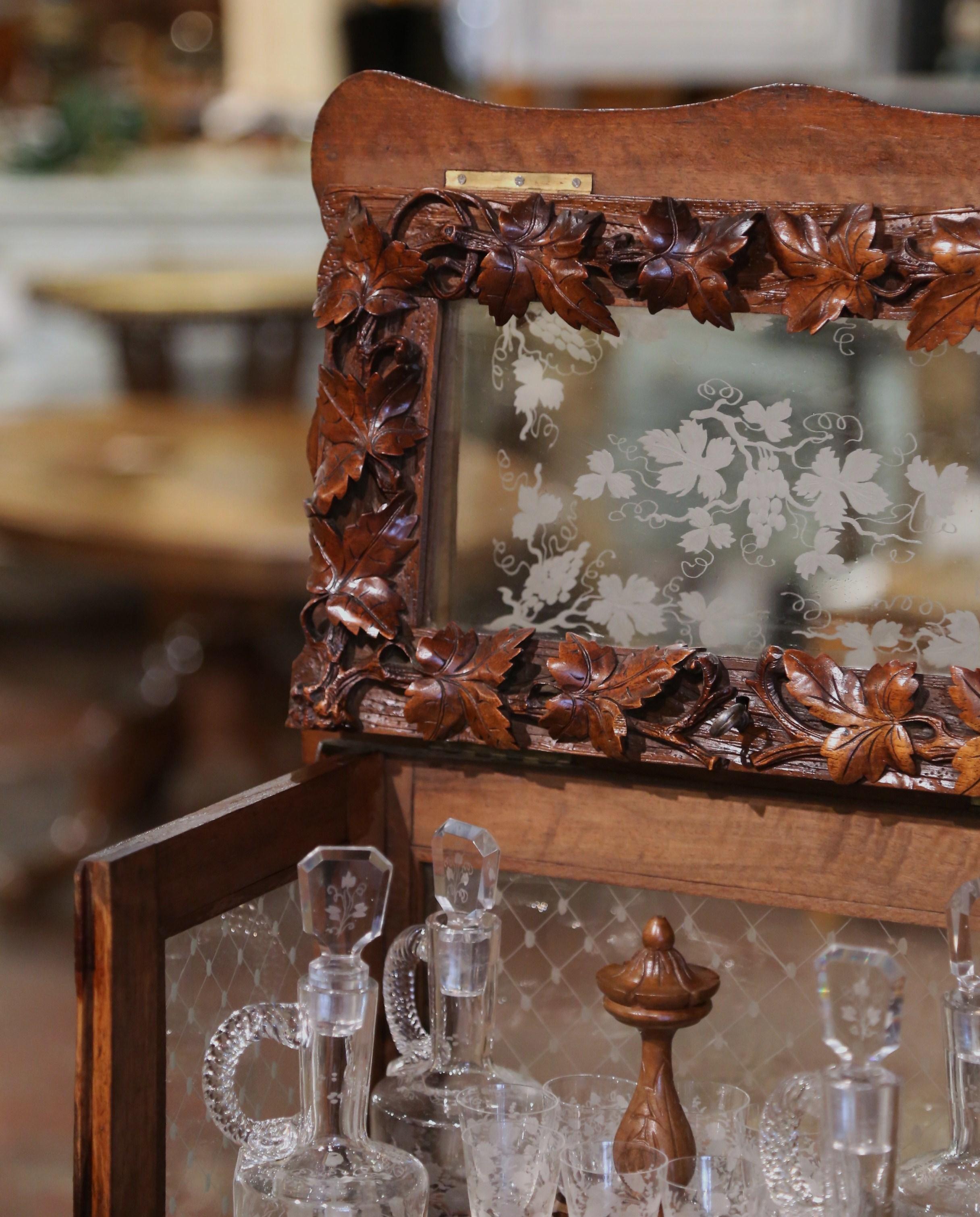 Französische Likörschachtel aus geschnitztem Schwarzwälder Walnussholz und Glas aus dem 19. Jahrhundert im Angebot 2