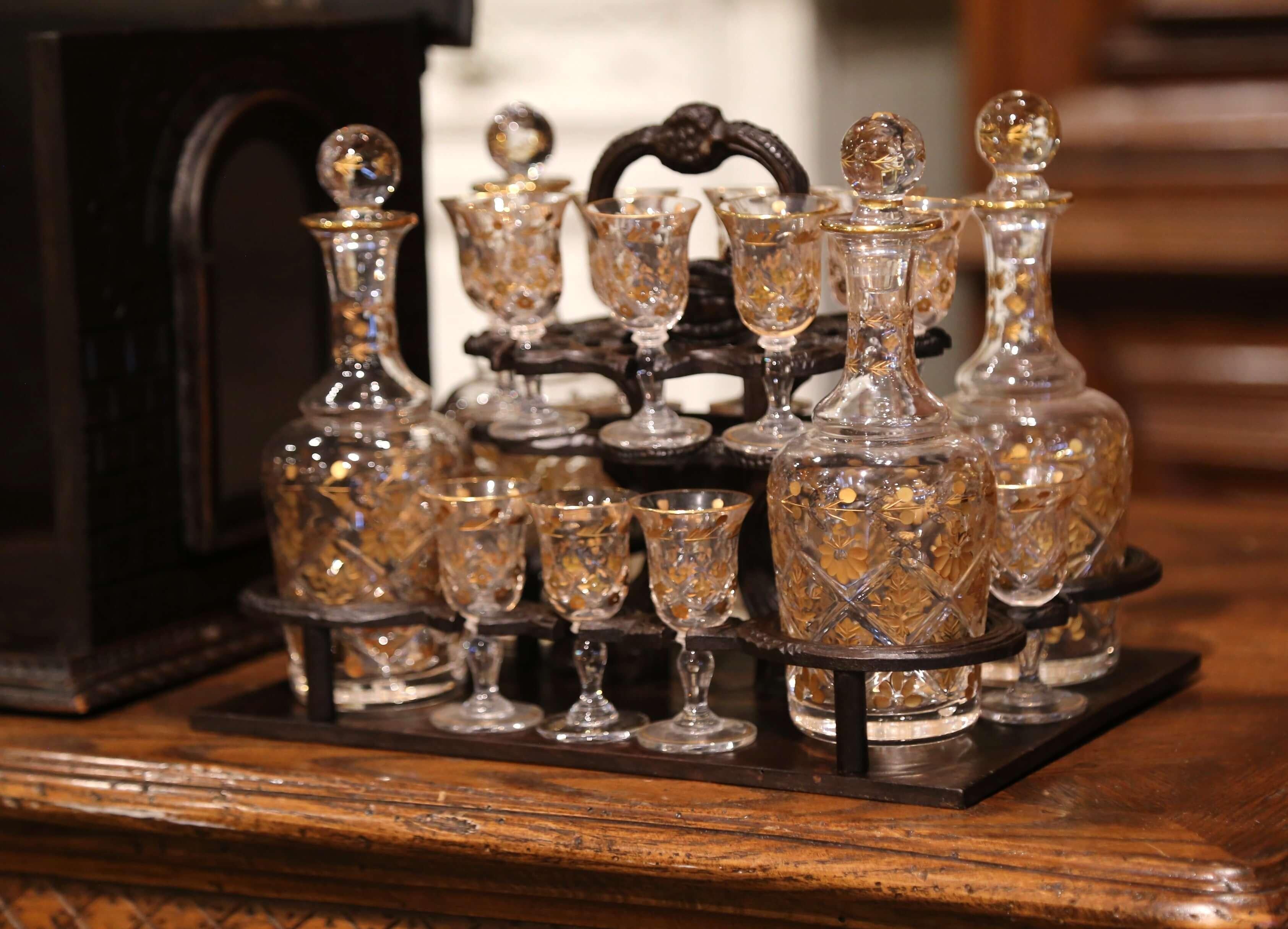 Verre Boîte à liqueur complète de la Forêt Noire française du 19ème siècle en noyer sculpté et verre en vente