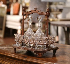 Französisches, aus Schwarzwälder Walnussholz geschnitztes, komplettes Likörset, 19. Jahrhundert