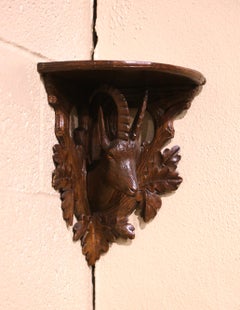 Estante esquinero francés del siglo XIX de nogal tallado Black Forest con cabeza de gamuza