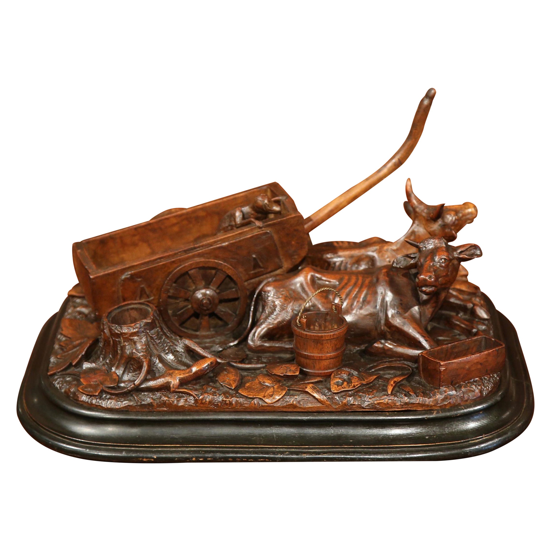 Composition d'une sculpture de vache en noyer sculpté du 19ème siècle en France Black Forest en vente