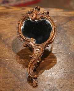 Miroir à la main en noyer sculpté de la Forêt Noire française du 19ème siècle avec verre biseauté