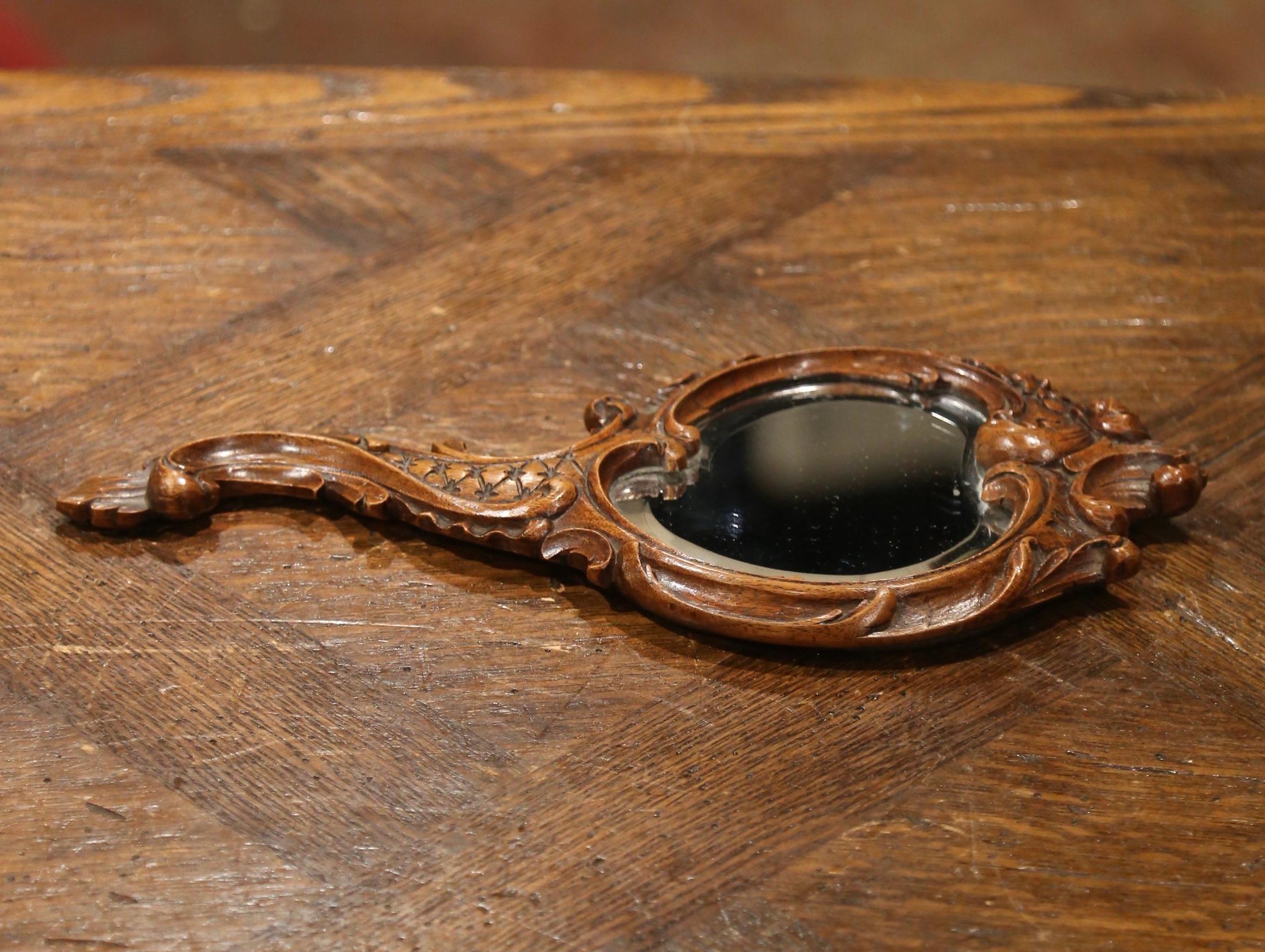 Forêt-Noire Miroir à la main en noyer sculpté de la Forêt Noire française du 19ème siècle avec verre biseauté en vente