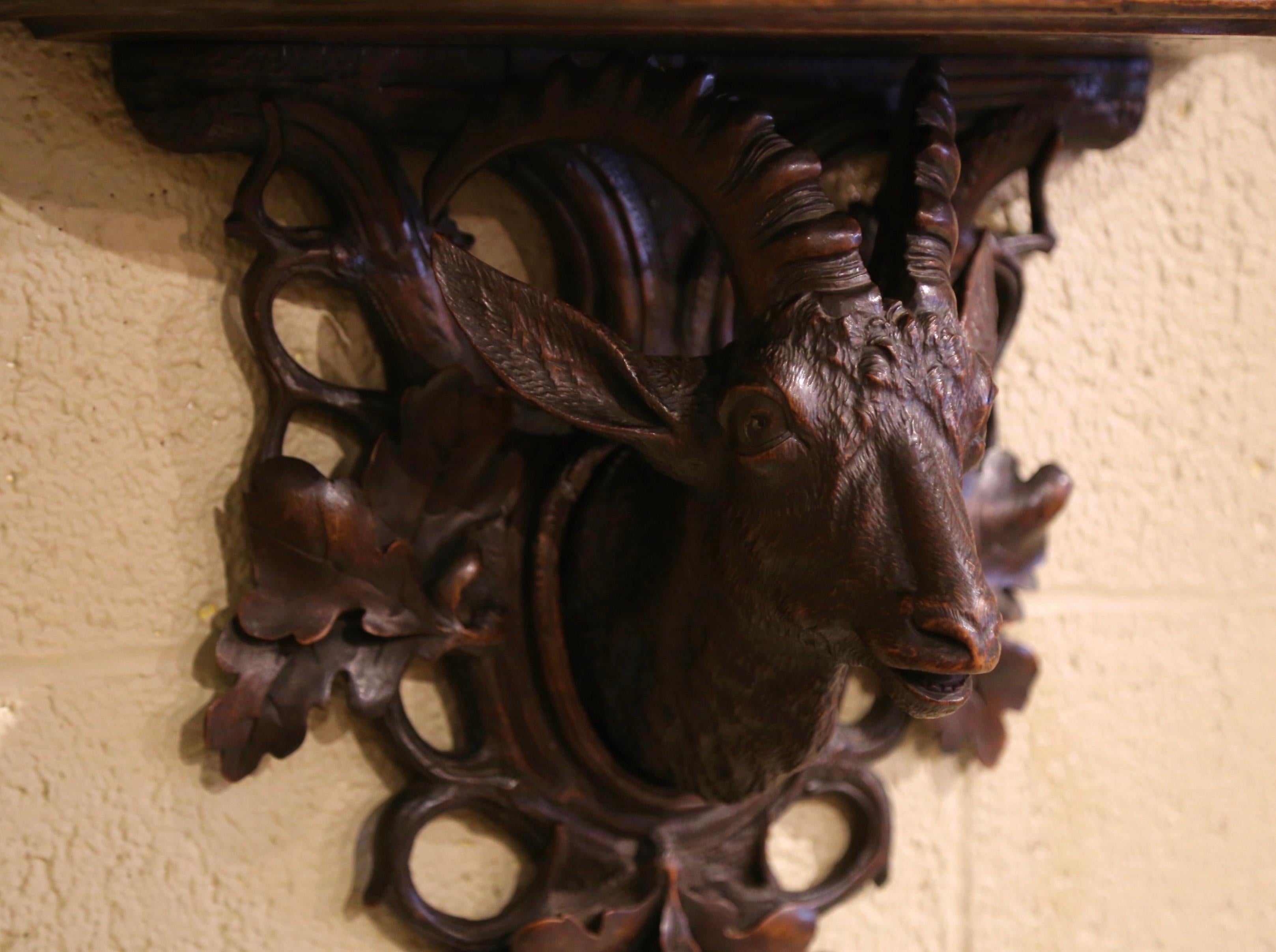 19th Century French Black Forest Carved Walnut Hanging Shelf with Deer Motif In Excellent Condition In Dallas, TX