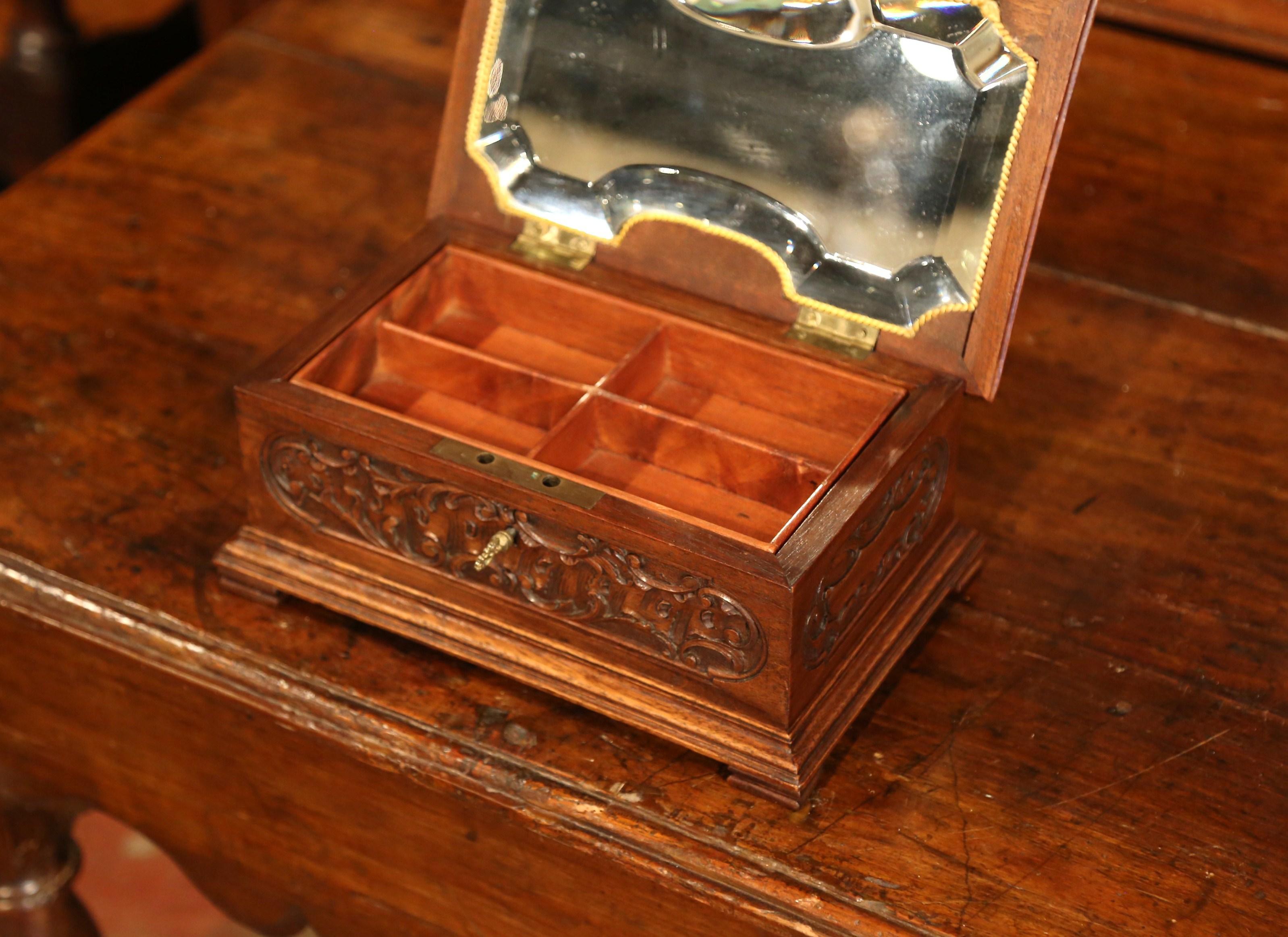 19th Century French Black Forest Carved Walnut Jewelry Box with Loving Birds In Excellent Condition In Dallas, TX