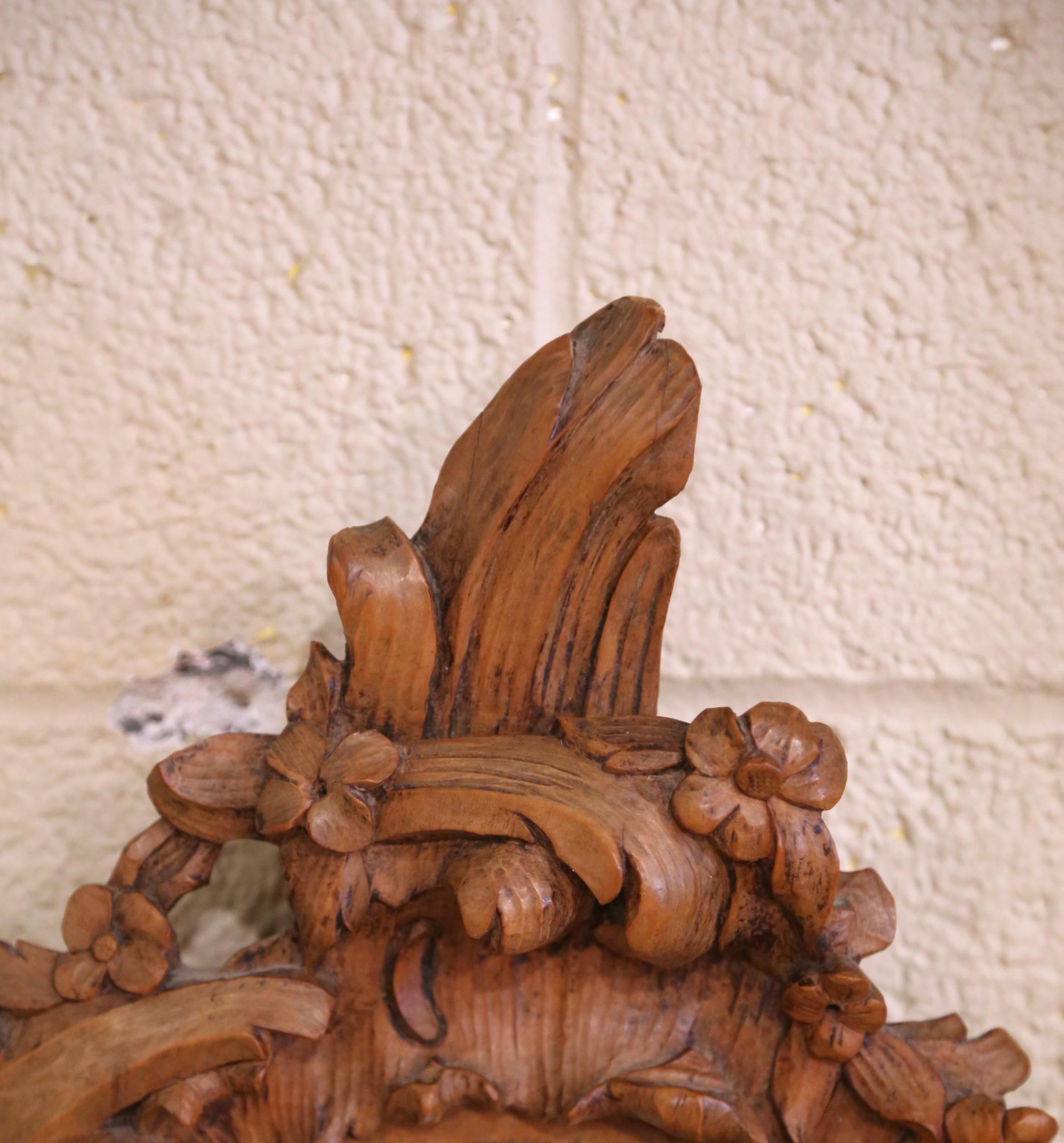 19th Century French Black Forest Carved Walnut Wall Mirror with Foliage Motifs In Excellent Condition For Sale In Dallas, TX