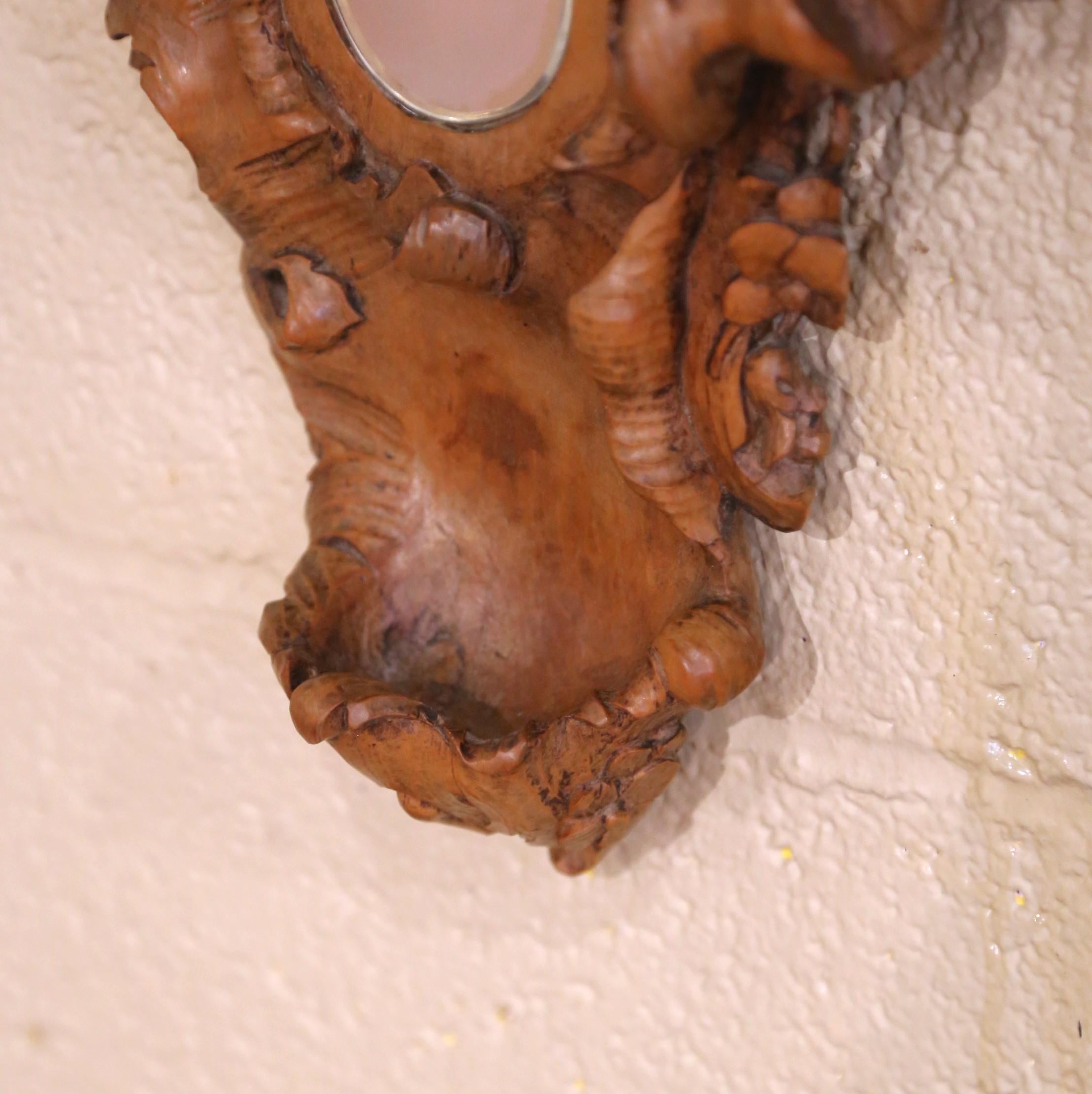 19th Century French Black Forest Carved Walnut Wall Mirror with Foliage Motifs For Sale 3