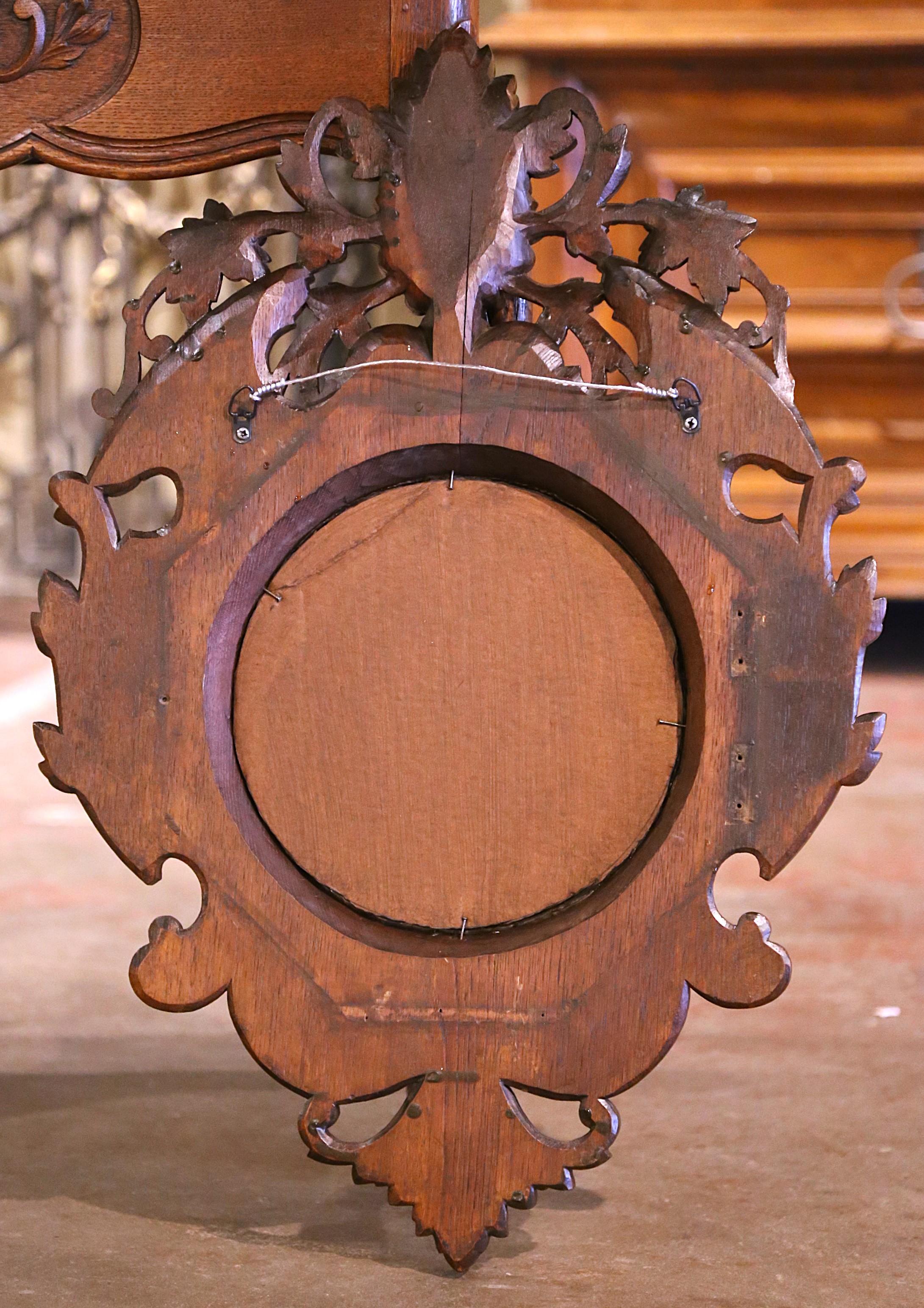 Scultura da parete in noce intagliato Black Forest del XIX secolo con specchio in vendita 1